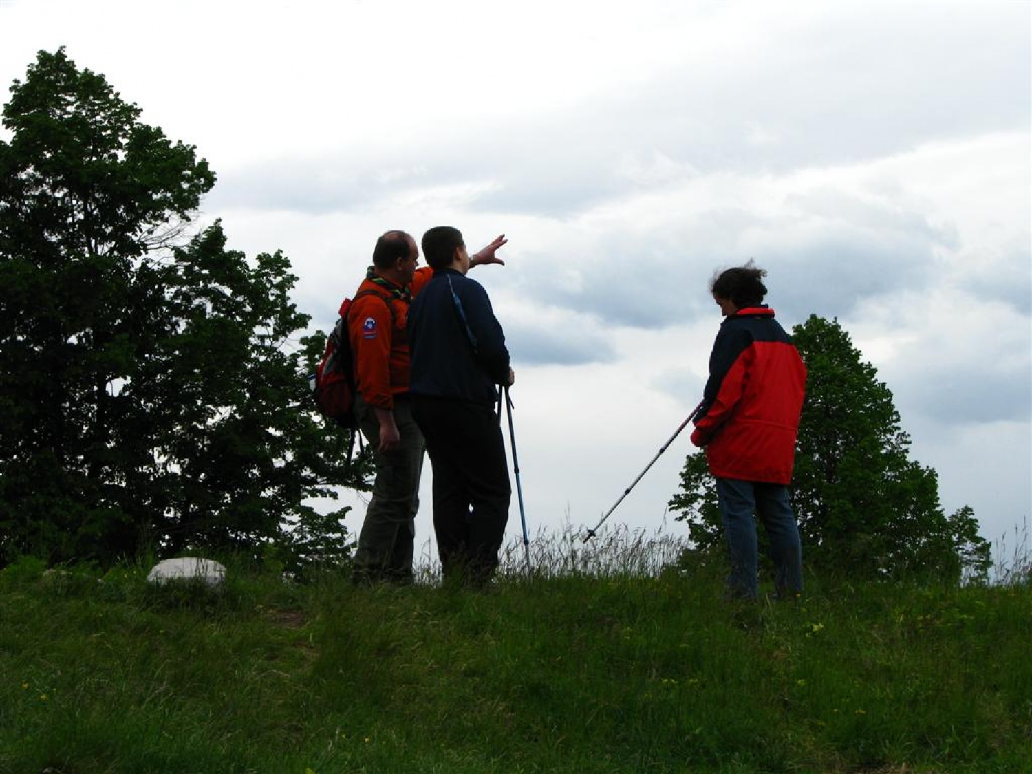 Tri bratovščine, dva vrhunska strokovnjaka ter četica odraslih in otrok. Vsi zaljubljeni v gozd smo spoznavali njegov pomen, njegove prebivalce, ga občutili in dojemali. Drugače. Hvala Tonetu Lesniku.