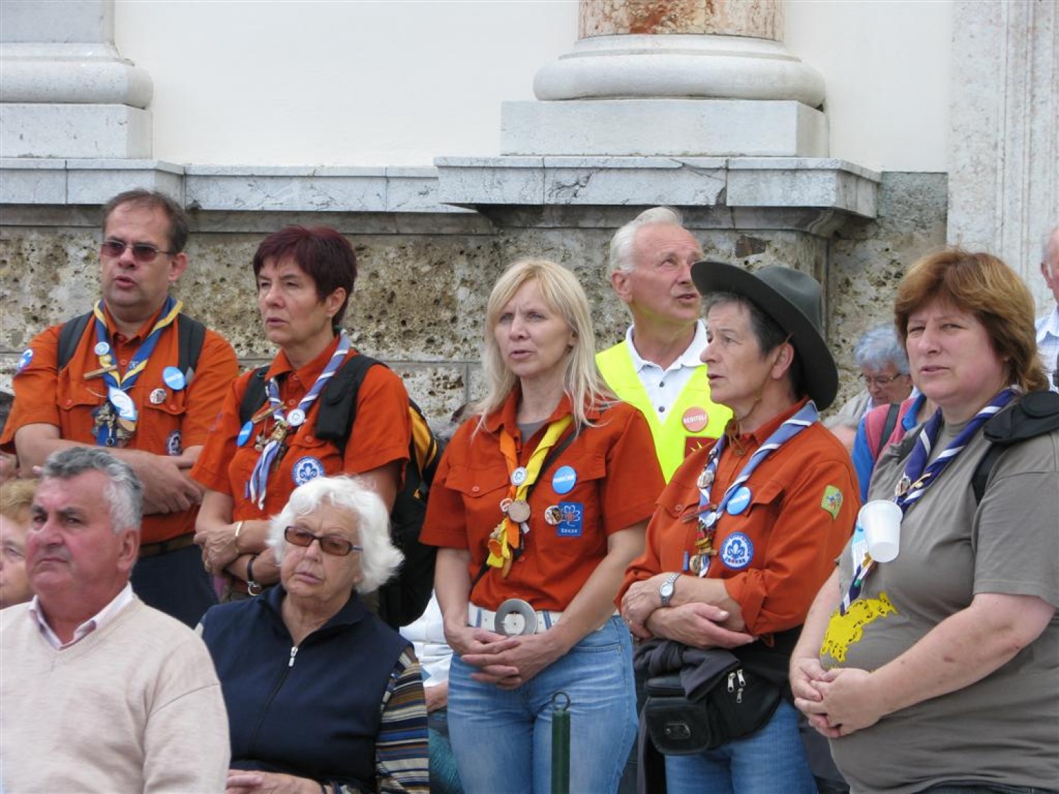 Tudi letos smo skavti služili na romanju bolnikov, invalidov in starejših na Brezjah. Kot skavtska "taksi služba", ki je pomagala ljudem, ki težko hodijo, da so brez nevarnosti prišli na prizorišče svete maše in še na druge izjemno pomembne načine. Tudi kot delilci nasmehov.