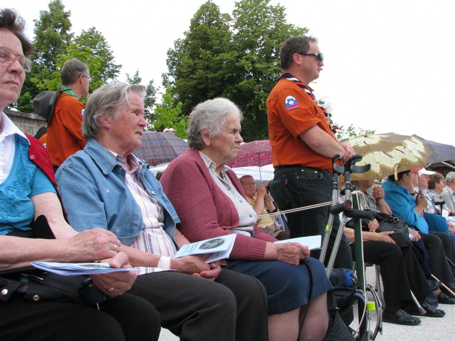 Tudi letos smo skavti služili na romanju bolnikov, invalidov in starejših na Brezjah. Kot skavtska "taksi služba", ki je pomagala ljudem, ki težko hodijo, da so brez nevarnosti prišli na prizorišče svete maše in še na druge izjemno pomembne načine. Tudi kot delilci nasmehov.