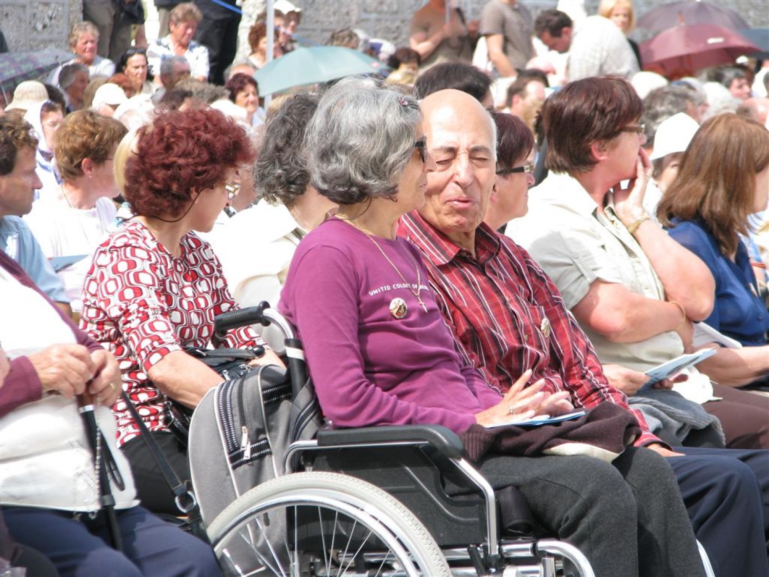 Tudi letos smo skavti služili na romanju bolnikov, invalidov in starejših na Brezjah. Kot skavtska "taksi služba", ki je pomagala ljudem, ki težko hodijo, da so brez nevarnosti prišli na prizorišče svete maše in še na druge izjemno pomembne načine. Tudi kot delilci nasmehov.