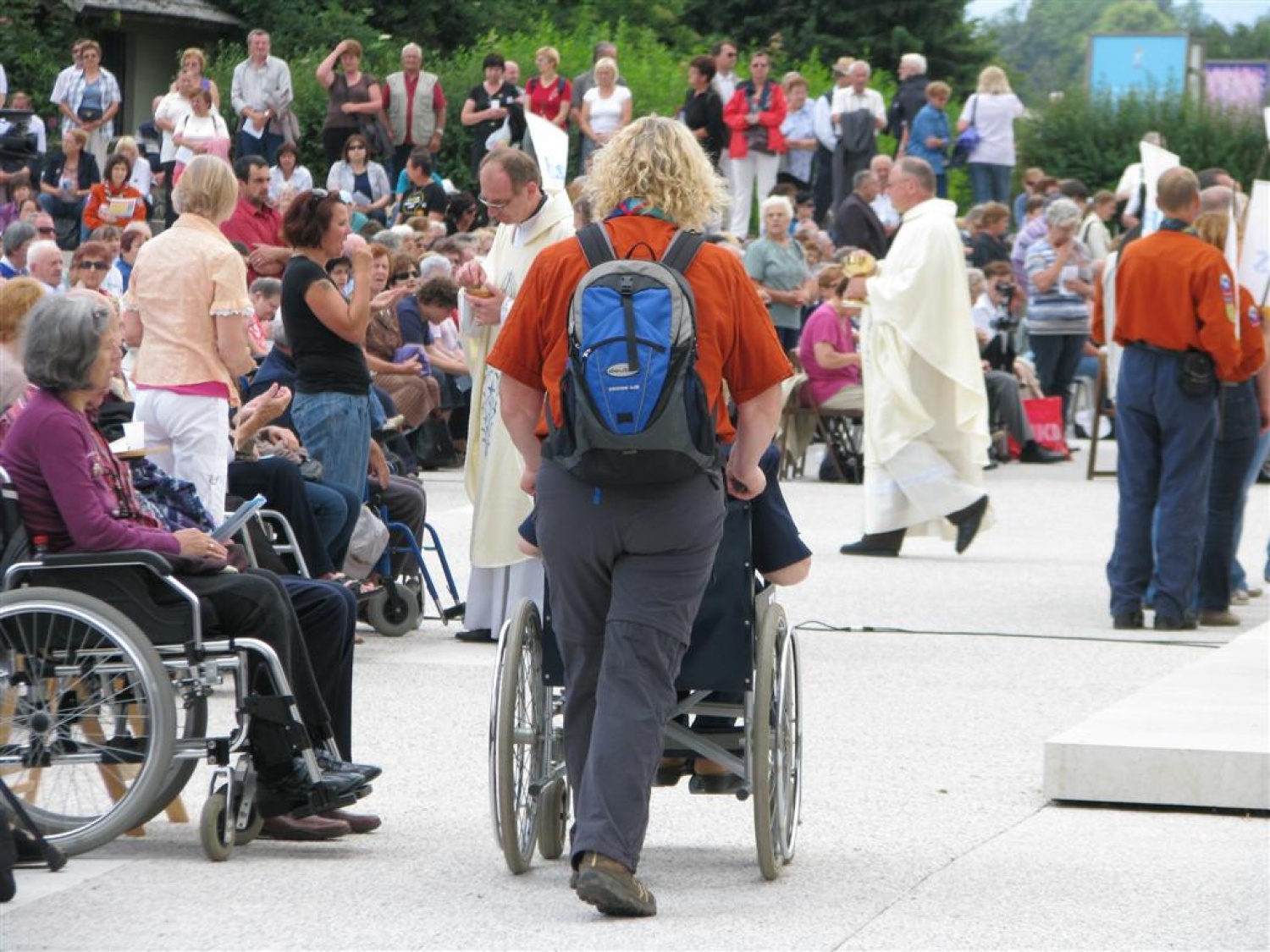 Tudi letos smo skavti služili na romanju bolnikov, invalidov in starejših na Brezjah. Kot skavtska "taksi služba", ki je pomagala ljudem, ki težko hodijo, da so brez nevarnosti prišli na prizorišče svete maše in še na druge izjemno pomembne načine. Tudi kot delilci nasmehov.