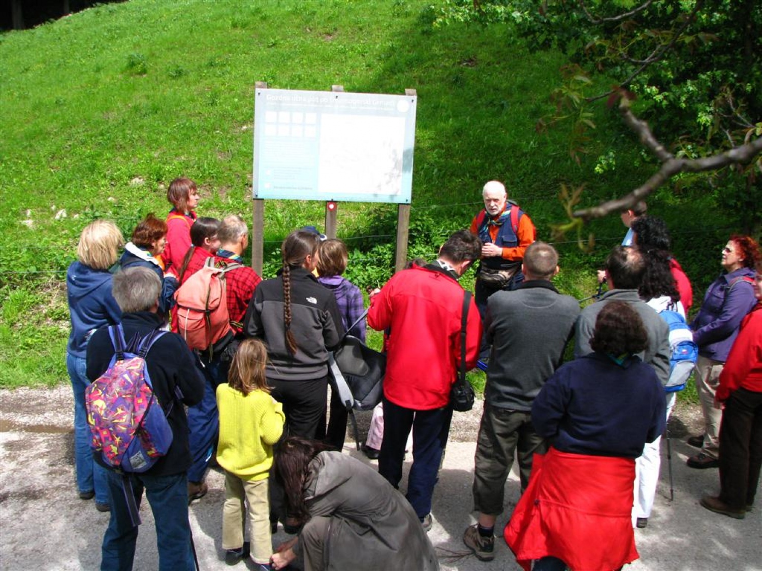 Tri bratovščine, dva vrhunska strokovnjaka ter četica odraslih in otrok. Vsi zaljubljeni v gozd smo spoznavali njegov pomen, njegove prebivalce, ga občutili in dojemali. Drugače. Hvala Tonetu Lesniku.