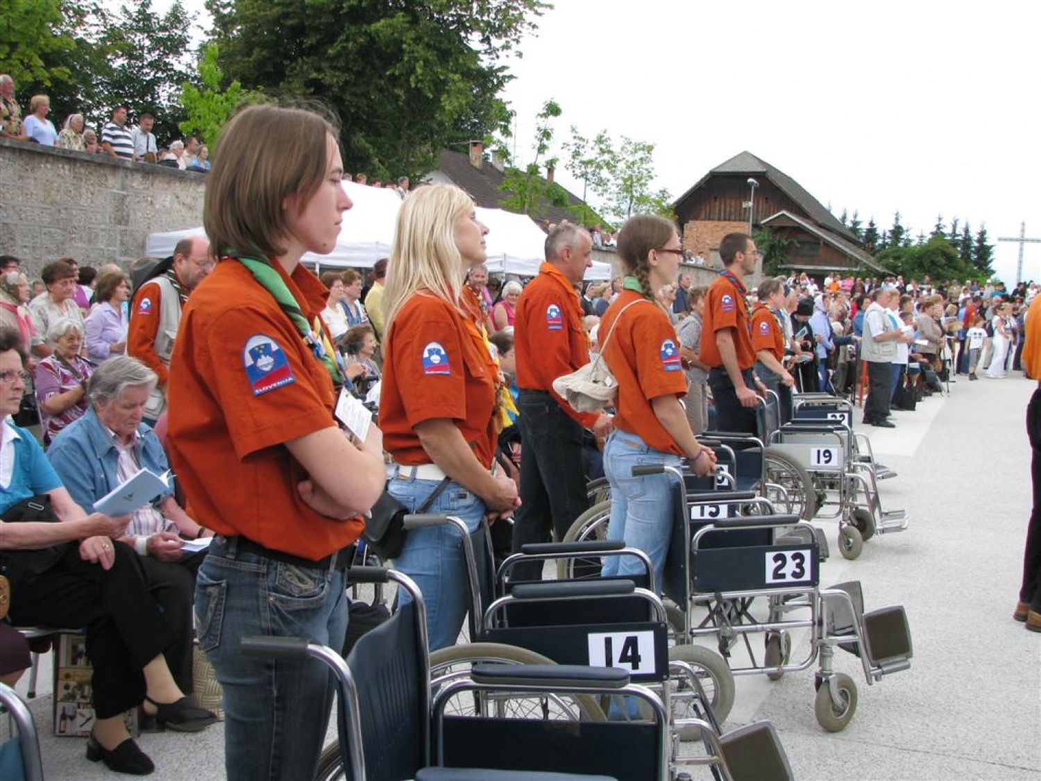 Tudi letos smo skavti služili na romanju bolnikov, invalidov in starejših na Brezjah. Kot skavtska "taksi služba", ki je pomagala ljudem, ki težko hodijo, da so brez nevarnosti prišli na prizorišče svete maše in še na druge izjemno pomembne načine. Tudi kot delilci nasmehov.