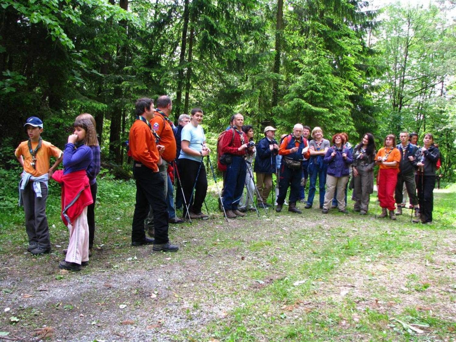 Tri bratovščine, dva vrhunska strokovnjaka ter četica odraslih in otrok. Vsi zaljubljeni v gozd smo spoznavali njegov pomen, njegove prebivalce, ga občutili in dojemali. Drugače. Hvala Tonetu Lesniku.
