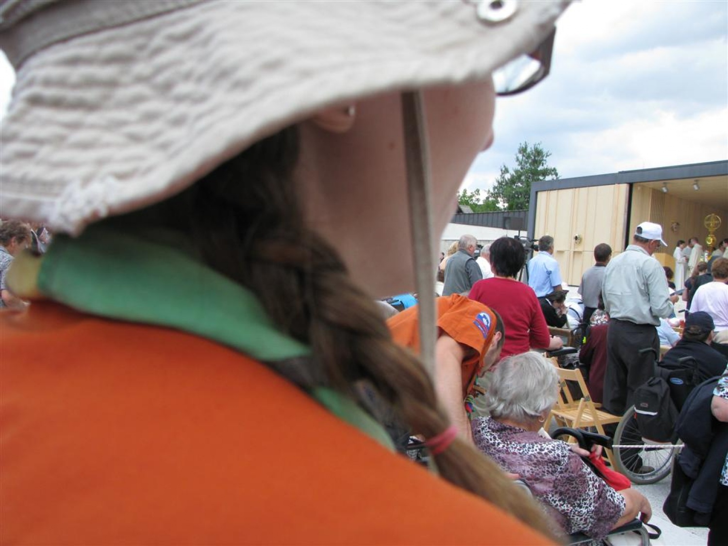 Tudi letos smo skavti služili na romanju bolnikov, invalidov in starejših na Brezjah. Kot skavtska "taksi služba", ki je pomagala ljudem, ki težko hodijo, da so brez nevarnosti prišli na prizorišče svete maše in še na druge izjemno pomembne načine. Tudi kot delilci nasmehov.