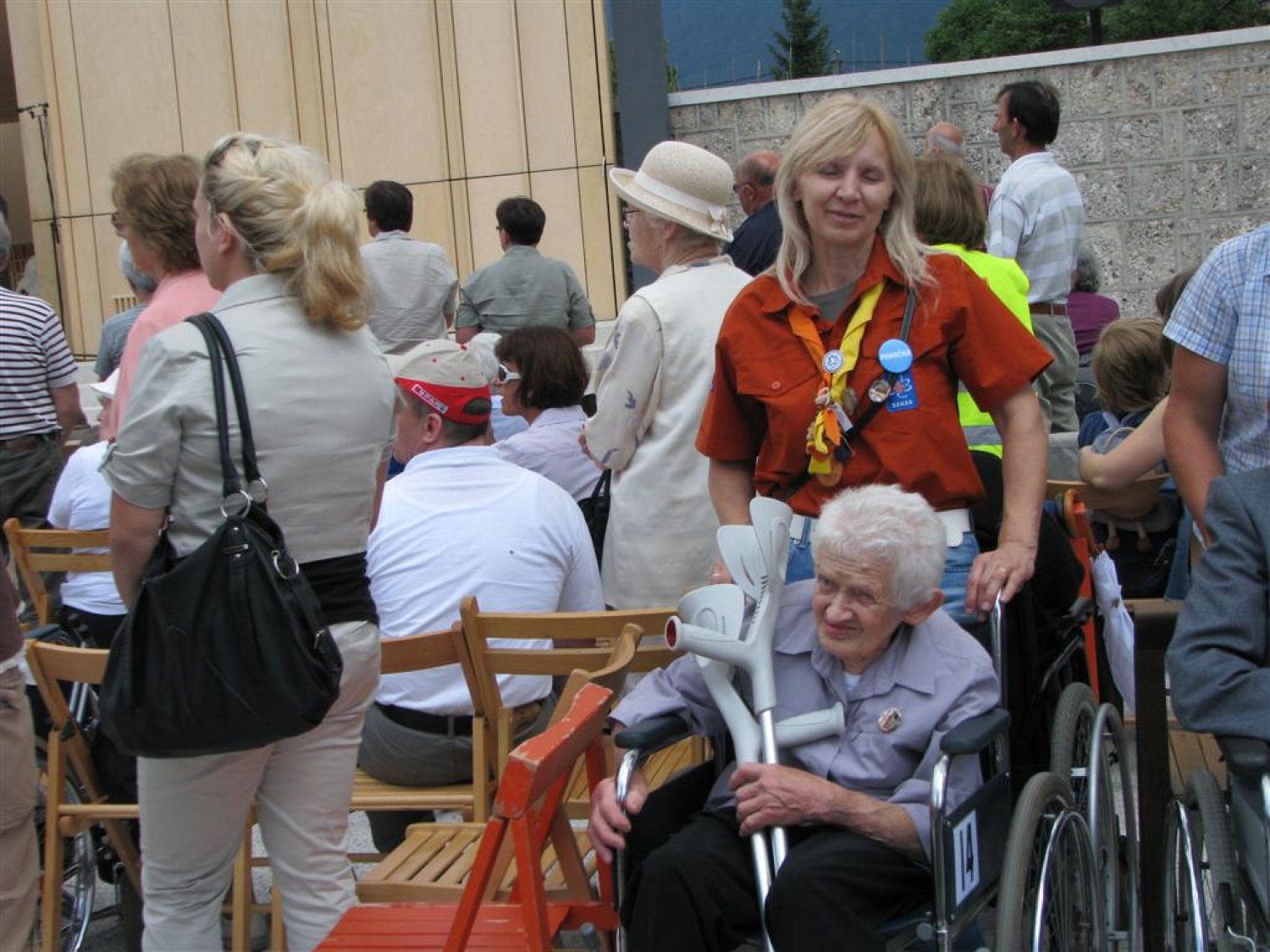 Tudi letos smo skavti služili na romanju bolnikov, invalidov in starejših na Brezjah. Kot skavtska "taksi služba", ki je pomagala ljudem, ki težko hodijo, da so brez nevarnosti prišli na prizorišče svete maše in še na druge izjemno pomembne načine. Tudi kot delilci nasmehov.