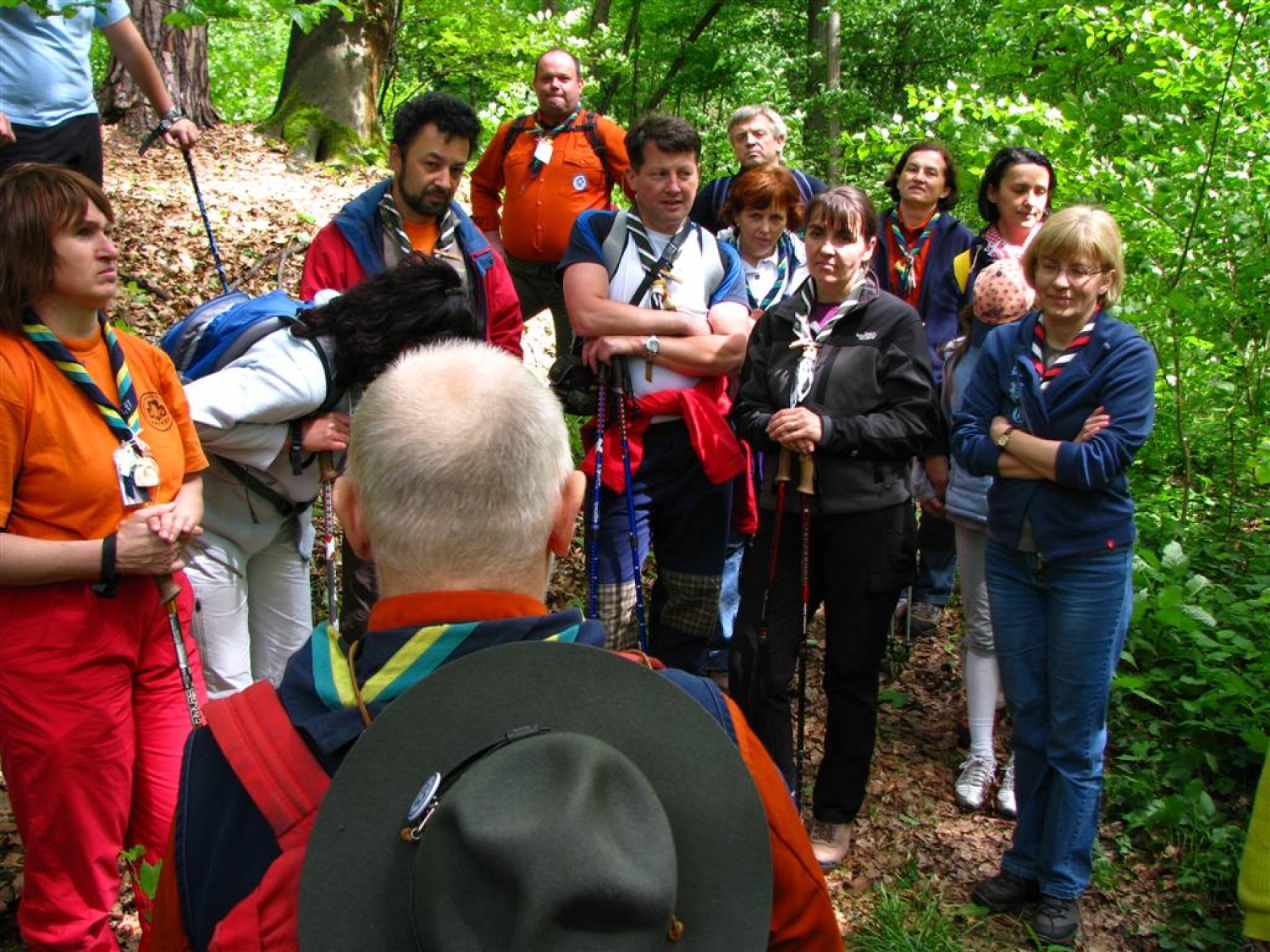 Tri bratovščine, dva vrhunska strokovnjaka ter četica odraslih in otrok. Vsi zaljubljeni v gozd smo spoznavali njegov pomen, njegove prebivalce, ga občutili in dojemali. Drugače. Hvala Tonetu Lesniku.