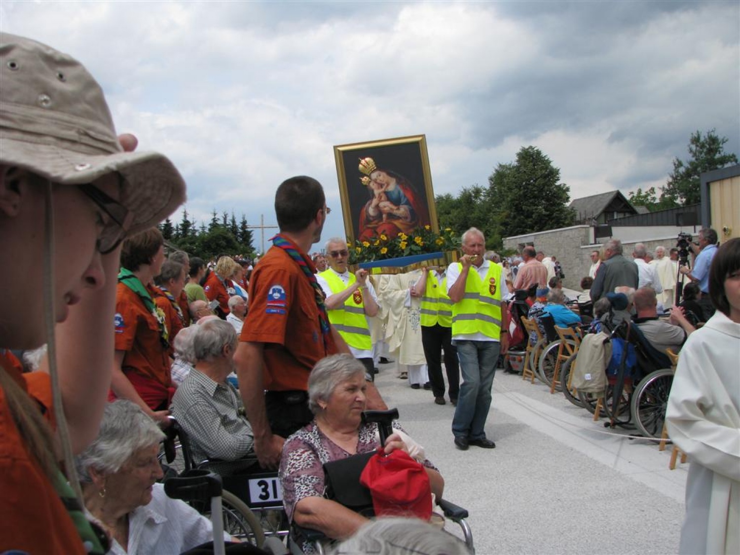 Tudi letos smo skavti služili na romanju bolnikov, invalidov in starejših na Brezjah. Kot skavtska "taksi služba", ki je pomagala ljudem, ki težko hodijo, da so brez nevarnosti prišli na prizorišče svete maše in še na druge izjemno pomembne načine. Tudi kot delilci nasmehov.
