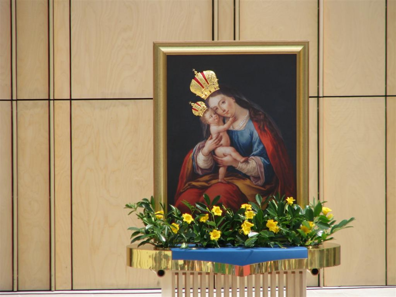 Tudi letos smo skavti služili na romanju bolnikov, invalidov in starejših na Brezjah. Kot skavtska "taksi služba", ki je pomagala ljudem, ki težko hodijo, da so brez nevarnosti prišli na prizorišče svete maše in še na druge izjemno pomembne načine. Tudi kot delilci nasmehov.