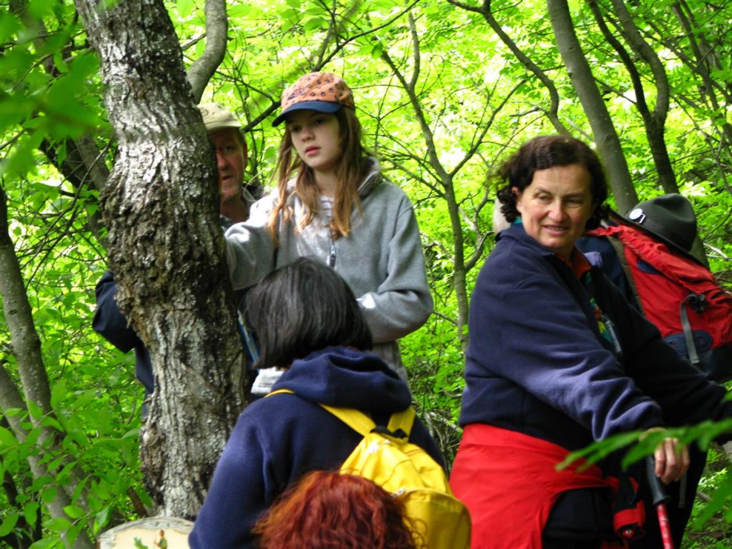 Tri bratovščine, dva vrhunska strokovnjaka ter četica odraslih in otrok. Vsi zaljubljeni v gozd smo spoznavali njegov pomen, njegove prebivalce, ga občutili in dojemali. Drugače. Hvala Tonetu Lesniku.