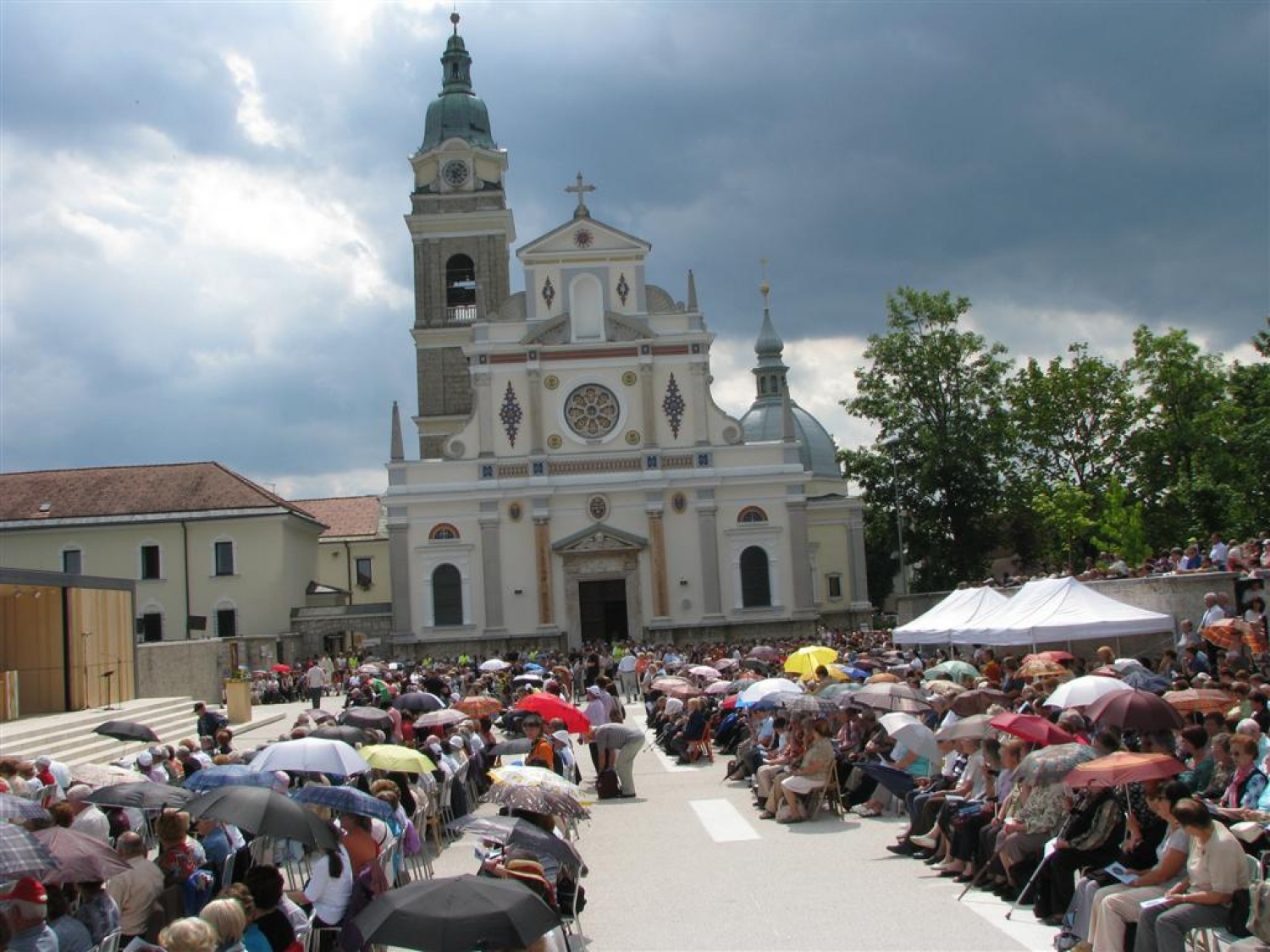 Tudi letos smo skavti služili na romanju bolnikov, invalidov in starejših na Brezjah. Kot skavtska "taksi služba", ki je pomagala ljudem, ki težko hodijo, da so brez nevarnosti prišli na prizorišče svete maše in še na druge izjemno pomembne načine. Tudi kot delilci nasmehov.