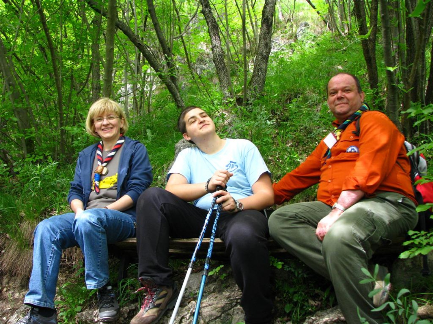 Tri bratovščine, dva vrhunska strokovnjaka ter četica odraslih in otrok. Vsi zaljubljeni v gozd smo spoznavali njegov pomen, njegove prebivalce, ga občutili in dojemali. Drugače. Hvala Tonetu Lesniku.