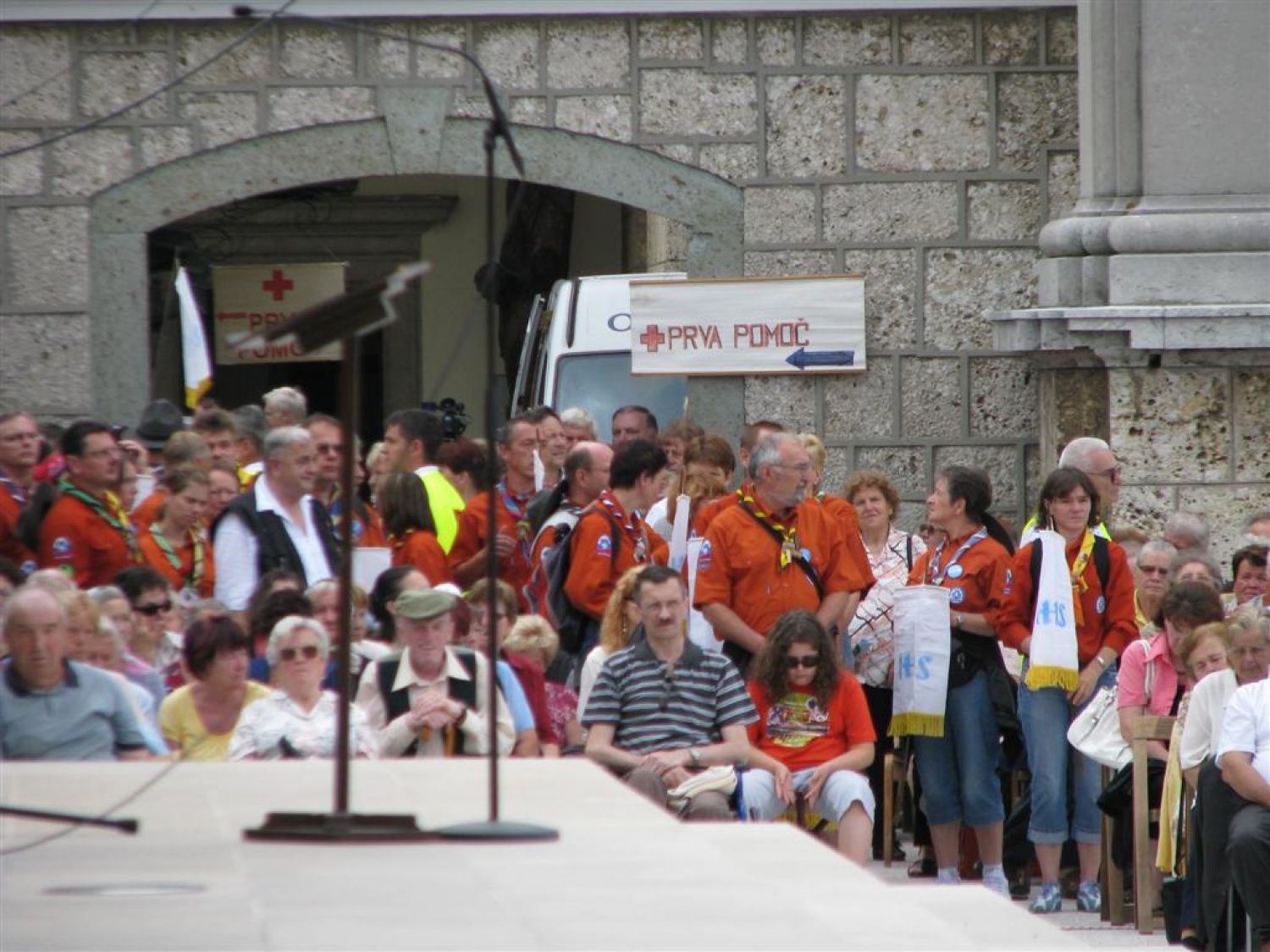 Tudi letos smo skavti služili na romanju bolnikov, invalidov in starejših na Brezjah. Kot skavtska "taksi služba", ki je pomagala ljudem, ki težko hodijo, da so brez nevarnosti prišli na prizorišče svete maše in še na druge izjemno pomembne načine. Tudi kot delilci nasmehov.