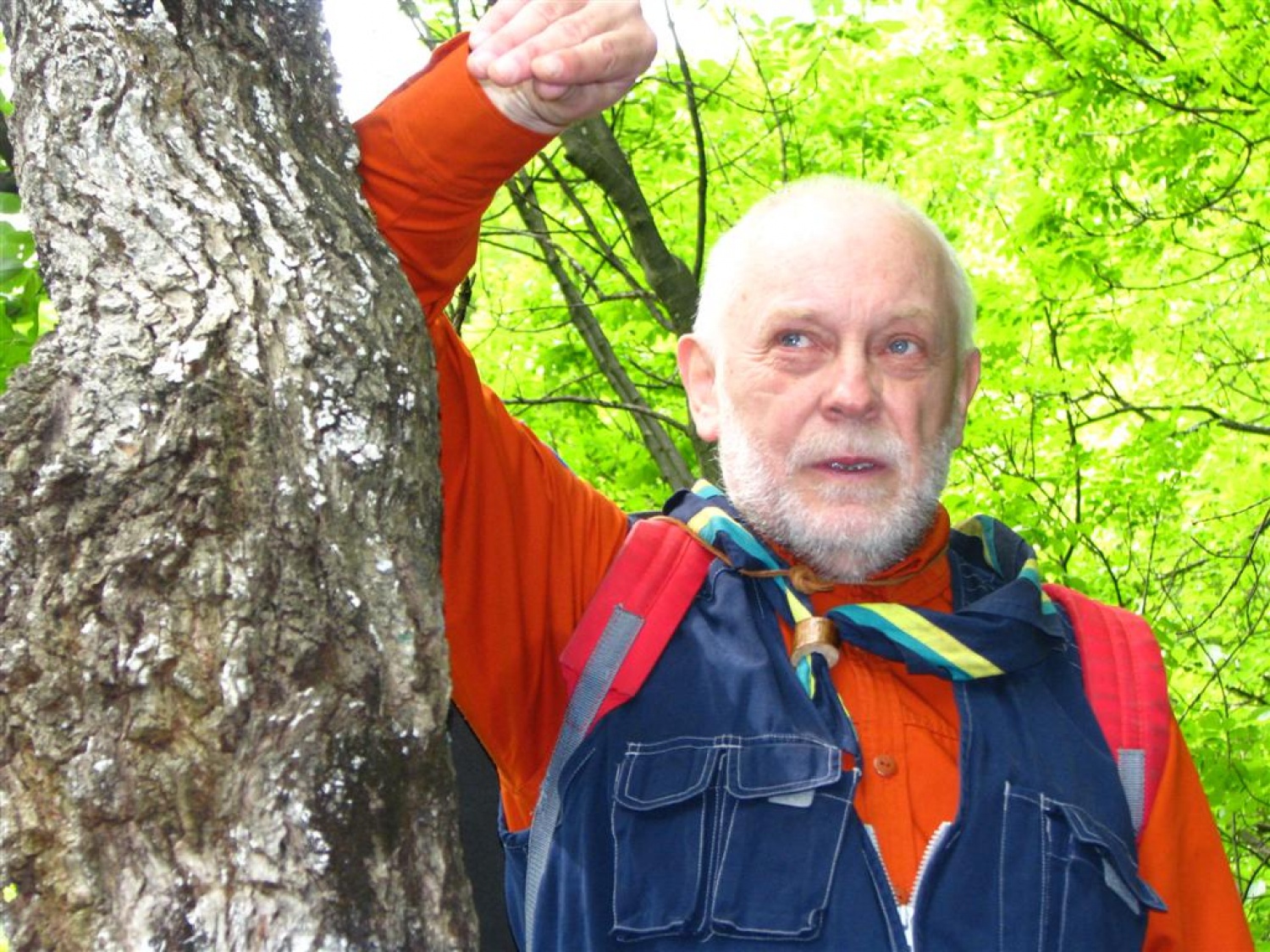 Tri bratovščine, dva vrhunska strokovnjaka ter četica odraslih in otrok. Vsi zaljubljeni v gozd smo spoznavali njegov pomen, njegove prebivalce, ga občutili in dojemali. Drugače. Hvala Tonetu Lesniku.