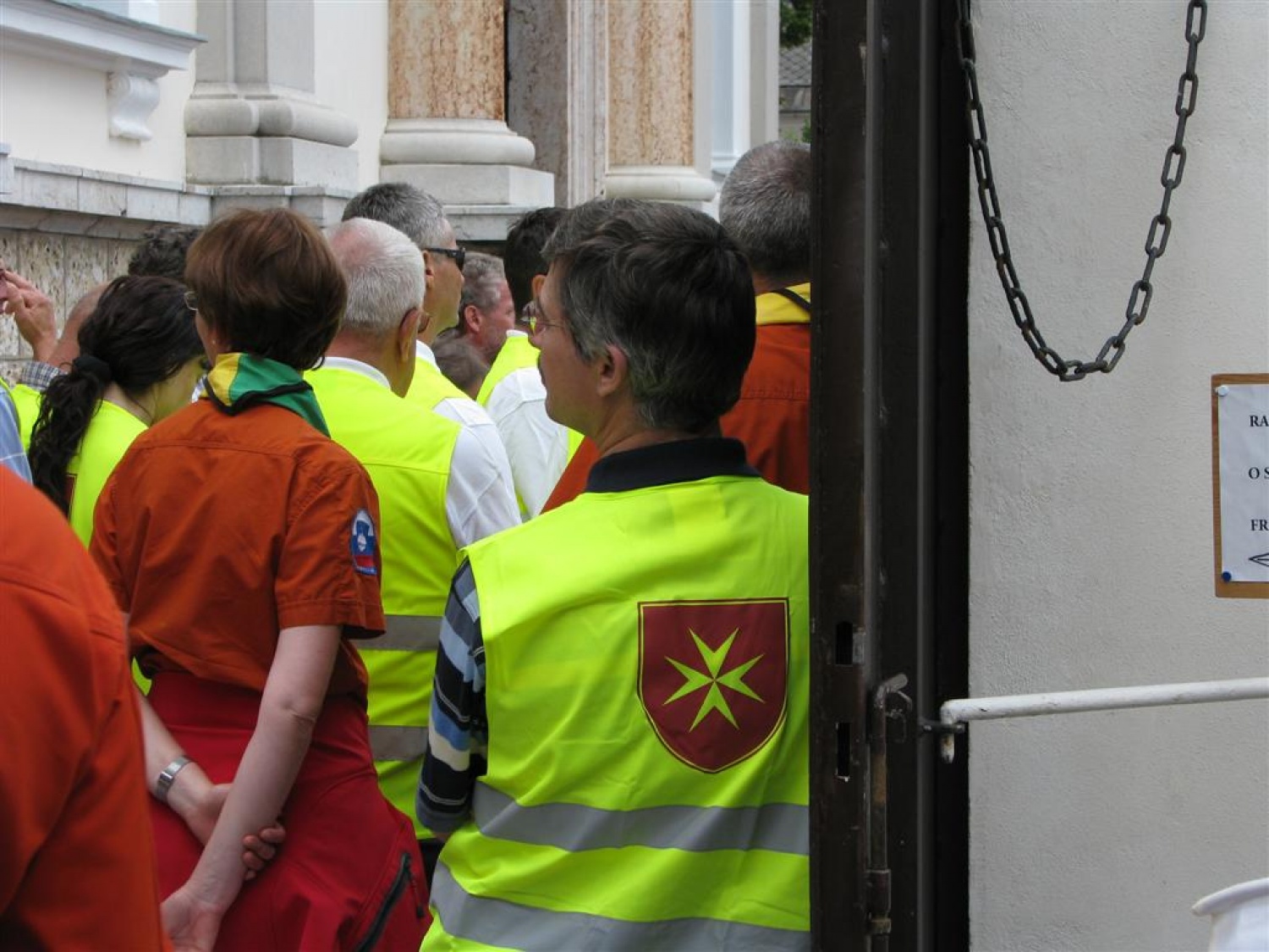 Tudi letos smo skavti služili na romanju bolnikov, invalidov in starejših na Brezjah. Kot skavtska "taksi služba", ki je pomagala ljudem, ki težko hodijo, da so brez nevarnosti prišli na prizorišče svete maše in še na druge izjemno pomembne načine. Tudi kot delilci nasmehov.