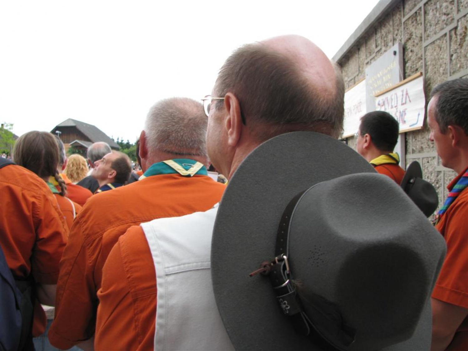 Tudi letos smo skavti služili na romanju bolnikov, invalidov in starejših na Brezjah. Kot skavtska "taksi služba", ki je pomagala ljudem, ki težko hodijo, da so brez nevarnosti prišli na prizorišče svete maše in še na druge izjemno pomembne načine. Tudi kot delilci nasmehov.