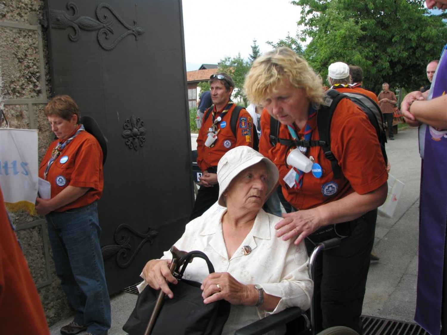 Tudi letos smo skavti služili na romanju bolnikov, invalidov in starejših na Brezjah. Kot skavtska "taksi služba", ki je pomagala ljudem, ki težko hodijo, da so brez nevarnosti prišli na prizorišče svete maše in še na druge izjemno pomembne načine. Tudi kot delilci nasmehov.