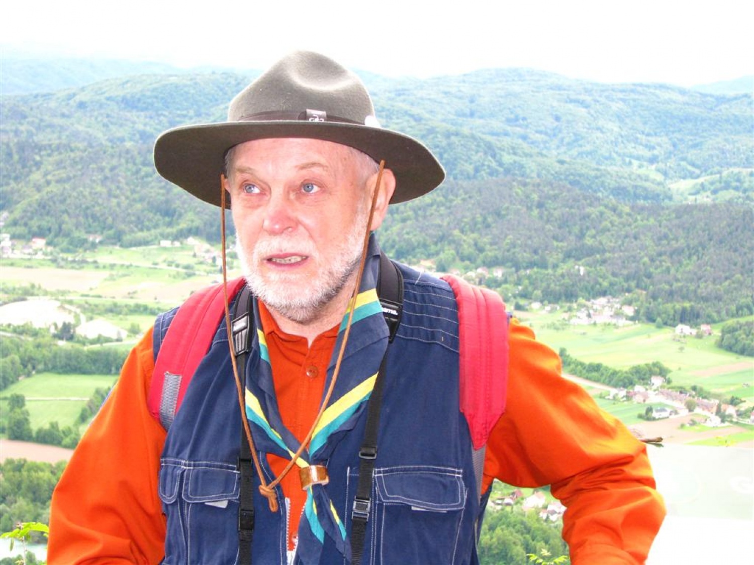 Tri bratovščine, dva vrhunska strokovnjaka ter četica odraslih in otrok. Vsi zaljubljeni v gozd smo spoznavali njegov pomen, njegove prebivalce, ga občutili in dojemali. Drugače. Hvala Tonetu Lesniku.