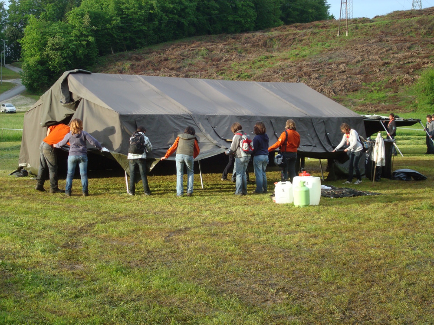 Piše se sobota 8. maj,
kraj akcije Krumperk pri Domžalah,
zločin opor proti Turkom,
akterji izvidniki in vodnice Domžal, Homca, Kamnika in Komende.