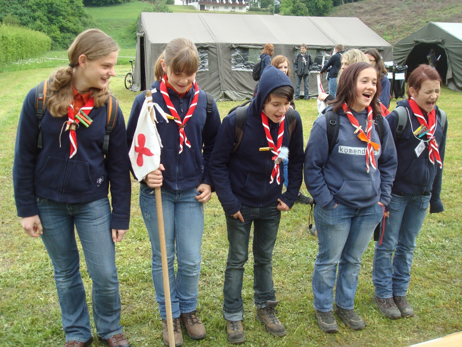 Piše se sobota 8. maj,
kraj akcije Krumperk pri Domžalah,
zločin opor proti Turkom,
akterji izvidniki in vodnice Domžal, Homca, Kamnika in Komende.