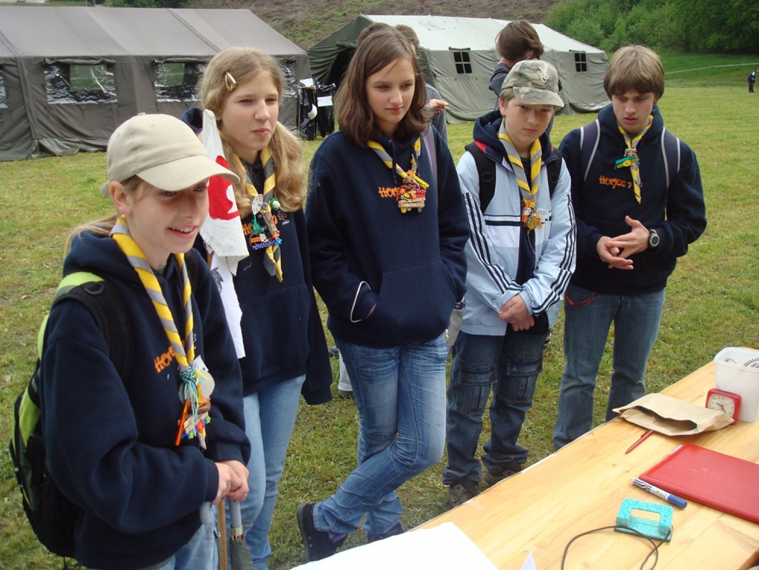 Piše se sobota 8. maj,
kraj akcije Krumperk pri Domžalah,
zločin opor proti Turkom,
akterji izvidniki in vodnice Domžal, Homca, Kamnika in Komende.