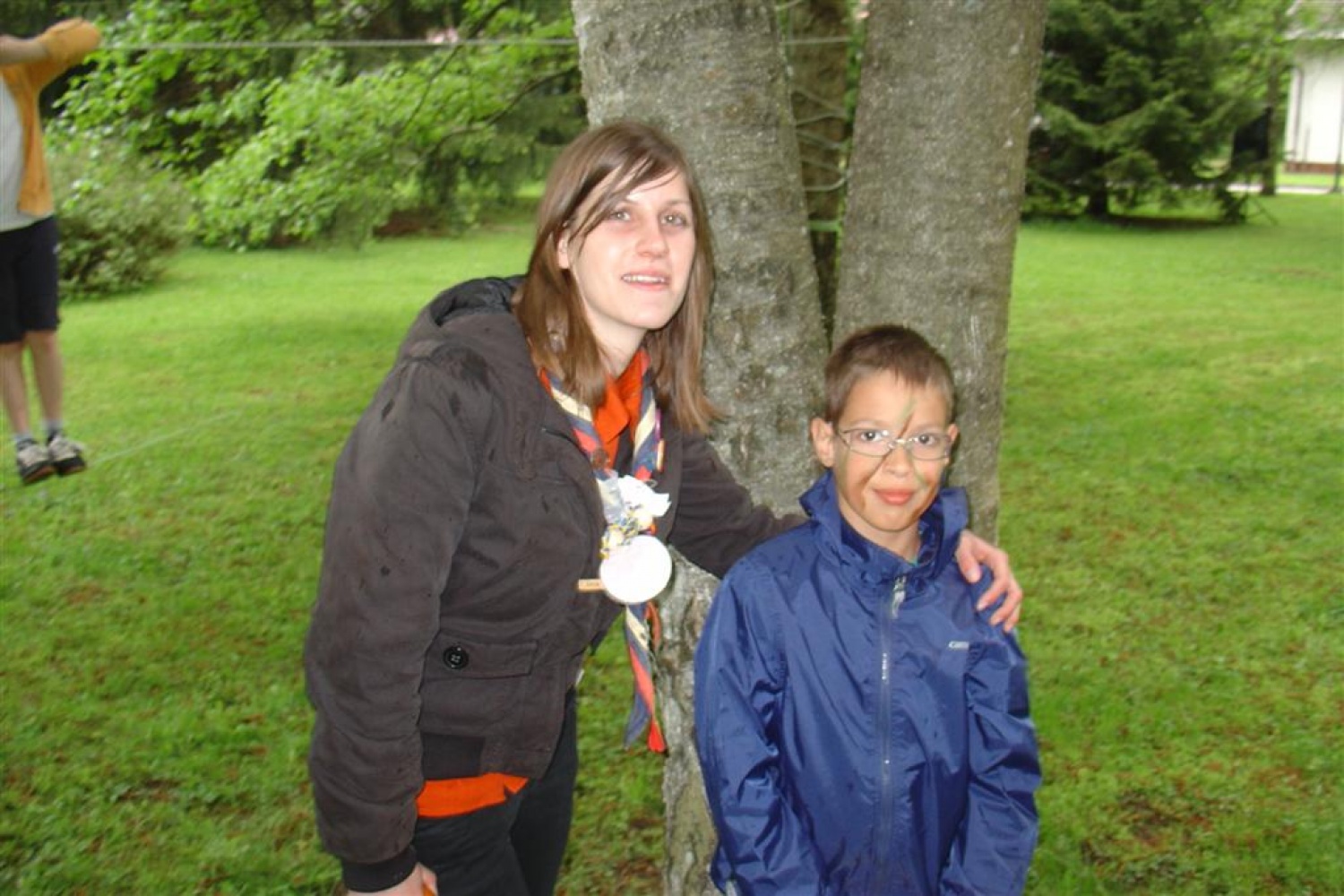 Preteklo soboto, 8. maja 2010, smo se kranjski skavti in taborniki odzvali vabilu Poveljstva za podporo ter mlajšim in starejšim prikazali, kdo smo in kaj sploh počnemo. Fotografske razstave »Po poteh kranjskih odpadkov«, ki smo jo kranjski skavti organizirali v mesecu aprilu, se je udeležila tudi častnica Slovenske vojske in nas pritegnila k sodelovanju na dnevu odprtih vrat. Odločili smo se za čim bolj interaktivno predstavitev, saj suhoparno govorjenje ni še nikogar blazno pritegnilo.