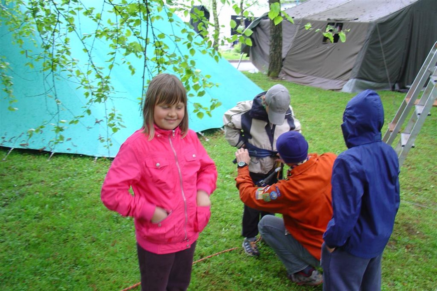 Preteklo soboto, 8. maja 2010, smo se kranjski skavti in taborniki odzvali vabilu Poveljstva za podporo ter mlajšim in starejšim prikazali, kdo smo in kaj sploh počnemo. Fotografske razstave »Po poteh kranjskih odpadkov«, ki smo jo kranjski skavti organizirali v mesecu aprilu, se je udeležila tudi častnica Slovenske vojske in nas pritegnila k sodelovanju na dnevu odprtih vrat. Odločili smo se za čim bolj interaktivno predstavitev, saj suhoparno govorjenje ni še nikogar blazno pritegnilo.