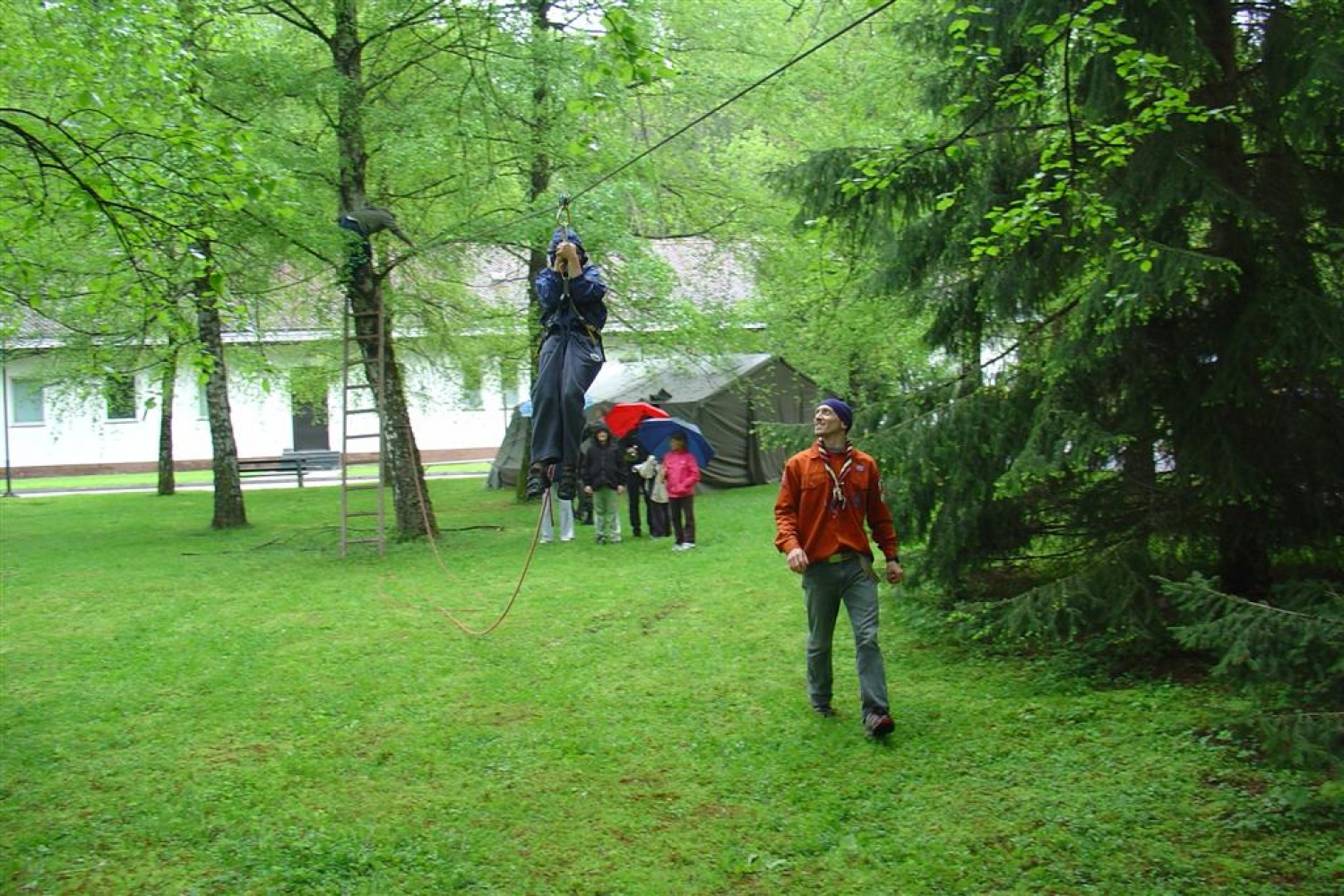Preteklo soboto, 8. maja 2010, smo se kranjski skavti in taborniki odzvali vabilu Poveljstva za podporo ter mlajšim in starejšim prikazali, kdo smo in kaj sploh počnemo. Fotografske razstave »Po poteh kranjskih odpadkov«, ki smo jo kranjski skavti organizirali v mesecu aprilu, se je udeležila tudi častnica Slovenske vojske in nas pritegnila k sodelovanju na dnevu odprtih vrat. Odločili smo se za čim bolj interaktivno predstavitev, saj suhoparno govorjenje ni še nikogar blazno pritegnilo.