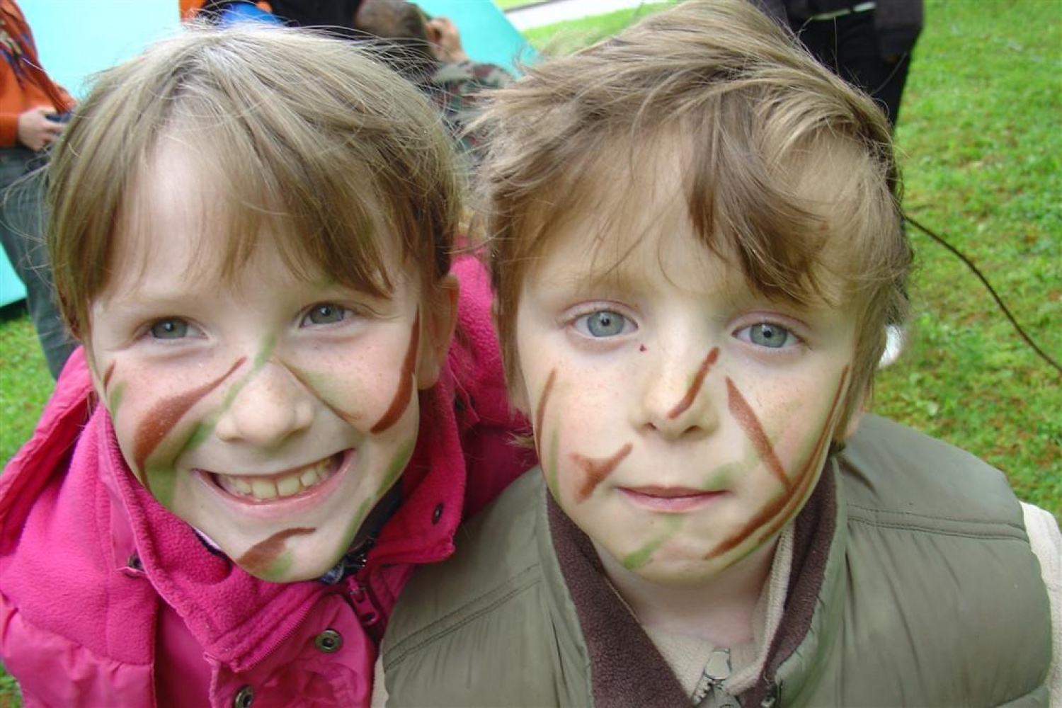 Preteklo soboto, 8. maja 2010, smo se kranjski skavti in taborniki odzvali vabilu Poveljstva za podporo ter mlajšim in starejšim prikazali, kdo smo in kaj sploh počnemo. Fotografske razstave »Po poteh kranjskih odpadkov«, ki smo jo kranjski skavti organizirali v mesecu aprilu, se je udeležila tudi častnica Slovenske vojske in nas pritegnila k sodelovanju na dnevu odprtih vrat. Odločili smo se za čim bolj interaktivno predstavitev, saj suhoparno govorjenje ni še nikogar blazno pritegnilo.