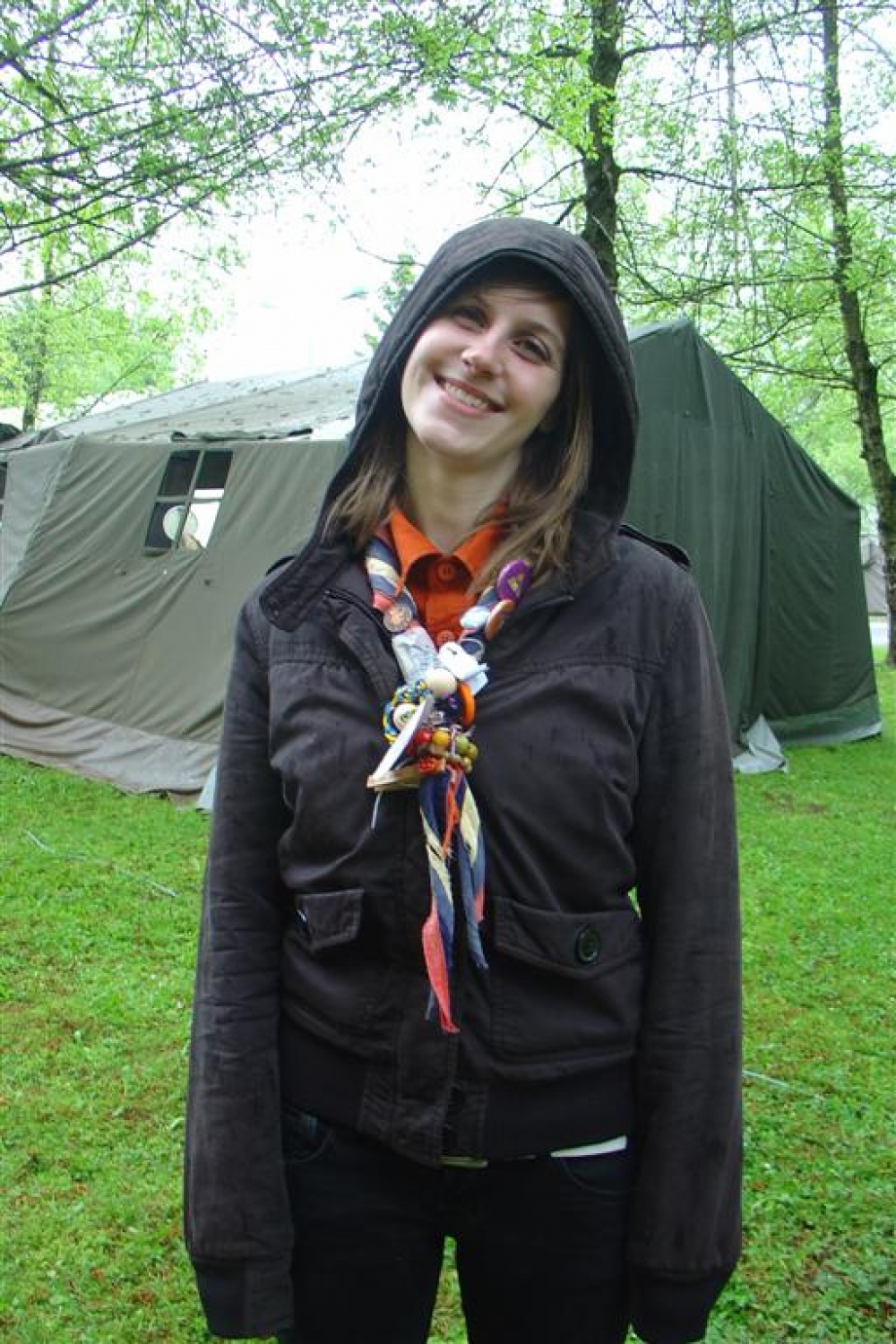 Preteklo soboto, 8. maja 2010, smo se kranjski skavti in taborniki odzvali vabilu Poveljstva za podporo ter mlajšim in starejšim prikazali, kdo smo in kaj sploh počnemo. Fotografske razstave »Po poteh kranjskih odpadkov«, ki smo jo kranjski skavti organizirali v mesecu aprilu, se je udeležila tudi častnica Slovenske vojske in nas pritegnila k sodelovanju na dnevu odprtih vrat. Odločili smo se za čim bolj interaktivno predstavitev, saj suhoparno govorjenje ni še nikogar blazno pritegnilo.