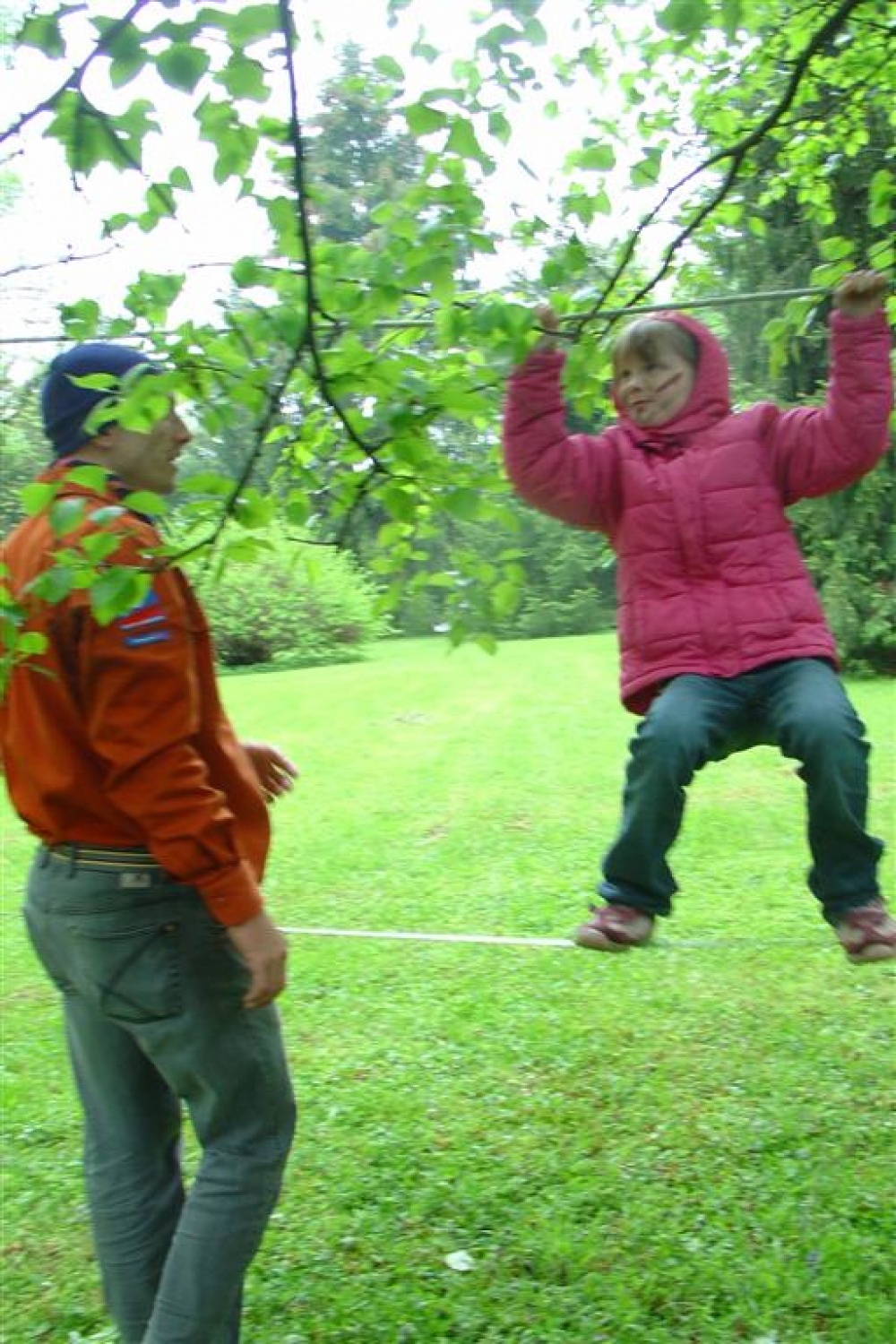 Preteklo soboto, 8. maja 2010, smo se kranjski skavti in taborniki odzvali vabilu Poveljstva za podporo ter mlajšim in starejšim prikazali, kdo smo in kaj sploh počnemo. Fotografske razstave »Po poteh kranjskih odpadkov«, ki smo jo kranjski skavti organizirali v mesecu aprilu, se je udeležila tudi častnica Slovenske vojske in nas pritegnila k sodelovanju na dnevu odprtih vrat. Odločili smo se za čim bolj interaktivno predstavitev, saj suhoparno govorjenje ni še nikogar blazno pritegnilo.