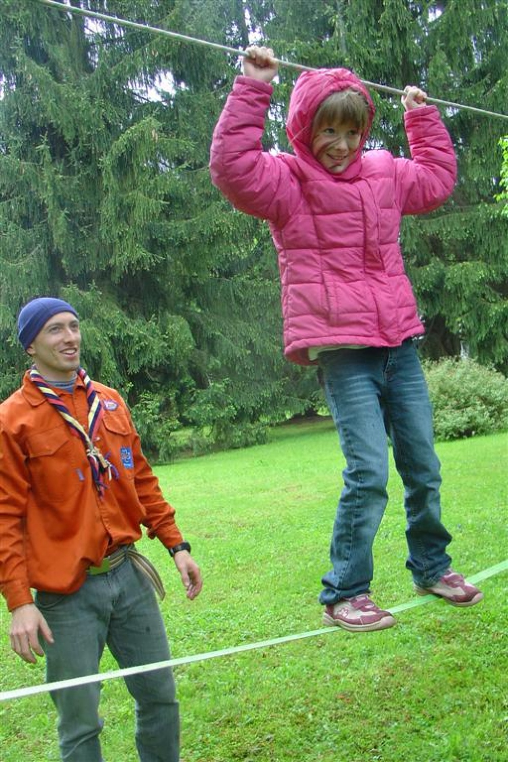 Preteklo soboto, 8. maja 2010, smo se kranjski skavti in taborniki odzvali vabilu Poveljstva za podporo ter mlajšim in starejšim prikazali, kdo smo in kaj sploh počnemo. Fotografske razstave »Po poteh kranjskih odpadkov«, ki smo jo kranjski skavti organizirali v mesecu aprilu, se je udeležila tudi častnica Slovenske vojske in nas pritegnila k sodelovanju na dnevu odprtih vrat. Odločili smo se za čim bolj interaktivno predstavitev, saj suhoparno govorjenje ni še nikogar blazno pritegnilo.