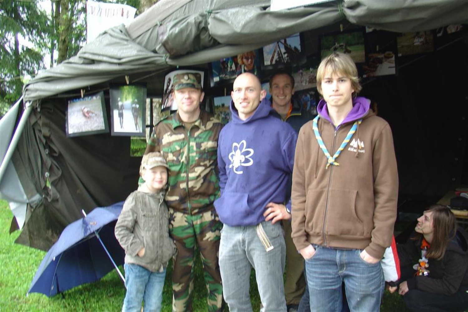 Preteklo soboto, 8. maja 2010, smo se kranjski skavti in taborniki odzvali vabilu Poveljstva za podporo ter mlajšim in starejšim prikazali, kdo smo in kaj sploh počnemo. Fotografske razstave »Po poteh kranjskih odpadkov«, ki smo jo kranjski skavti organizirali v mesecu aprilu, se je udeležila tudi častnica Slovenske vojske in nas pritegnila k sodelovanju na dnevu odprtih vrat. Odločili smo se za čim bolj interaktivno predstavitev, saj suhoparno govorjenje ni še nikogar blazno pritegnilo.