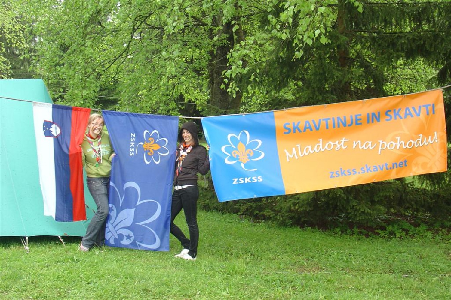Preteklo soboto, 8. maja 2010, smo se kranjski skavti in taborniki odzvali vabilu Poveljstva za podporo ter mlajšim in starejšim prikazali, kdo smo in kaj sploh počnemo. Fotografske razstave »Po poteh kranjskih odpadkov«, ki smo jo kranjski skavti organizirali v mesecu aprilu, se je udeležila tudi častnica Slovenske vojske in nas pritegnila k sodelovanju na dnevu odprtih vrat. Odločili smo se za čim bolj interaktivno predstavitev, saj suhoparno govorjenje ni še nikogar blazno pritegnilo.