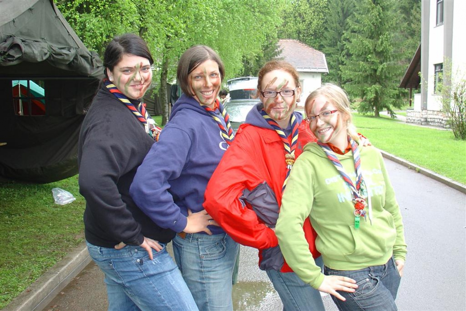 Preteklo soboto, 8. maja 2010, smo se kranjski skavti in taborniki odzvali vabilu Poveljstva za podporo ter mlajšim in starejšim prikazali, kdo smo in kaj sploh počnemo. Fotografske razstave »Po poteh kranjskih odpadkov«, ki smo jo kranjski skavti organizirali v mesecu aprilu, se je udeležila tudi častnica Slovenske vojske in nas pritegnila k sodelovanju na dnevu odprtih vrat. Odločili smo se za čim bolj interaktivno predstavitev, saj suhoparno govorjenje ni še nikogar blazno pritegnilo.