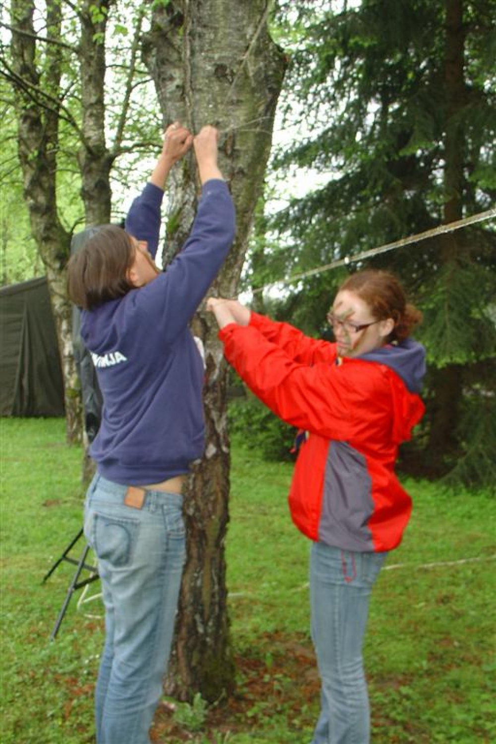 Preteklo soboto, 8. maja 2010, smo se kranjski skavti in taborniki odzvali vabilu Poveljstva za podporo ter mlajšim in starejšim prikazali, kdo smo in kaj sploh počnemo. Fotografske razstave »Po poteh kranjskih odpadkov«, ki smo jo kranjski skavti organizirali v mesecu aprilu, se je udeležila tudi častnica Slovenske vojske in nas pritegnila k sodelovanju na dnevu odprtih vrat. Odločili smo se za čim bolj interaktivno predstavitev, saj suhoparno govorjenje ni še nikogar blazno pritegnilo.