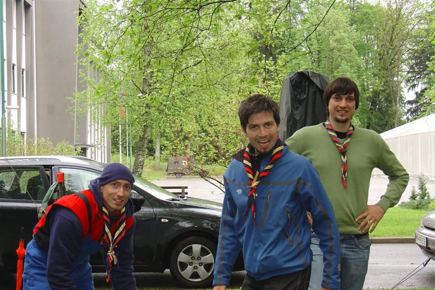 Preteklo soboto, 8. maja 2010, smo se kranjski skavti in taborniki odzvali vabilu Poveljstva za podporo ter mlajšim in starejšim prikazali, kdo smo in kaj sploh počnemo. Fotografske razstave »Po poteh kranjskih odpadkov«, ki smo jo kranjski skavti organizirali v mesecu aprilu, se je udeležila tudi častnica Slovenske vojske in nas pritegnila k sodelovanju na dnevu odprtih vrat. Odločili smo se za čim bolj interaktivno predstavitev, saj suhoparno govorjenje ni še nikogar blazno pritegnilo.