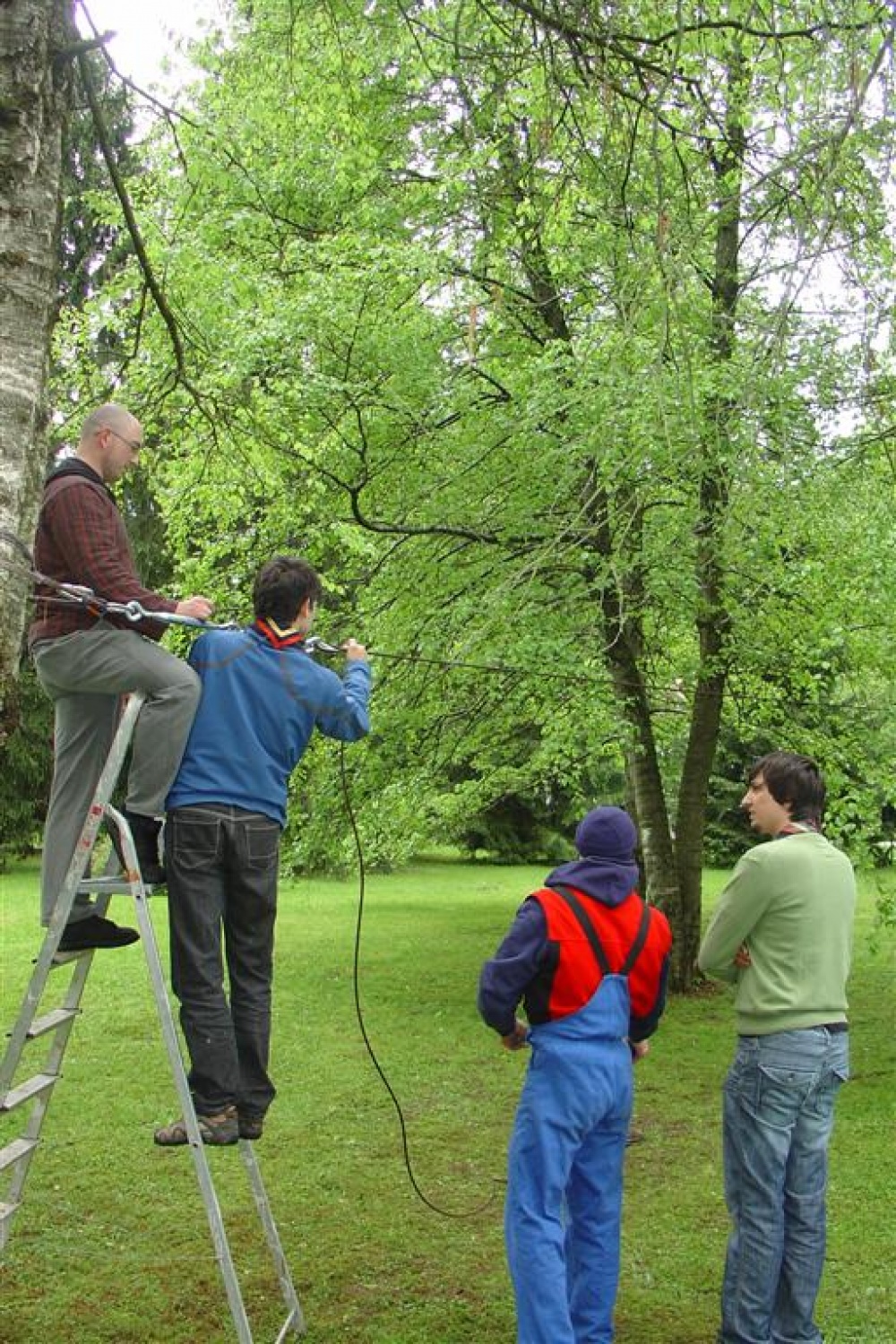 Preteklo soboto, 8. maja 2010, smo se kranjski skavti in taborniki odzvali vabilu Poveljstva za podporo ter mlajšim in starejšim prikazali, kdo smo in kaj sploh počnemo. Fotografske razstave »Po poteh kranjskih odpadkov«, ki smo jo kranjski skavti organizirali v mesecu aprilu, se je udeležila tudi častnica Slovenske vojske in nas pritegnila k sodelovanju na dnevu odprtih vrat. Odločili smo se za čim bolj interaktivno predstavitev, saj suhoparno govorjenje ni še nikogar blazno pritegnilo.