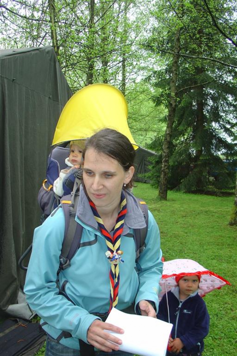 Preteklo soboto, 8. maja 2010, smo se kranjski skavti in taborniki odzvali vabilu Poveljstva za podporo ter mlajšim in starejšim prikazali, kdo smo in kaj sploh počnemo. Fotografske razstave »Po poteh kranjskih odpadkov«, ki smo jo kranjski skavti organizirali v mesecu aprilu, se je udeležila tudi častnica Slovenske vojske in nas pritegnila k sodelovanju na dnevu odprtih vrat. Odločili smo se za čim bolj interaktivno predstavitev, saj suhoparno govorjenje ni še nikogar blazno pritegnilo.