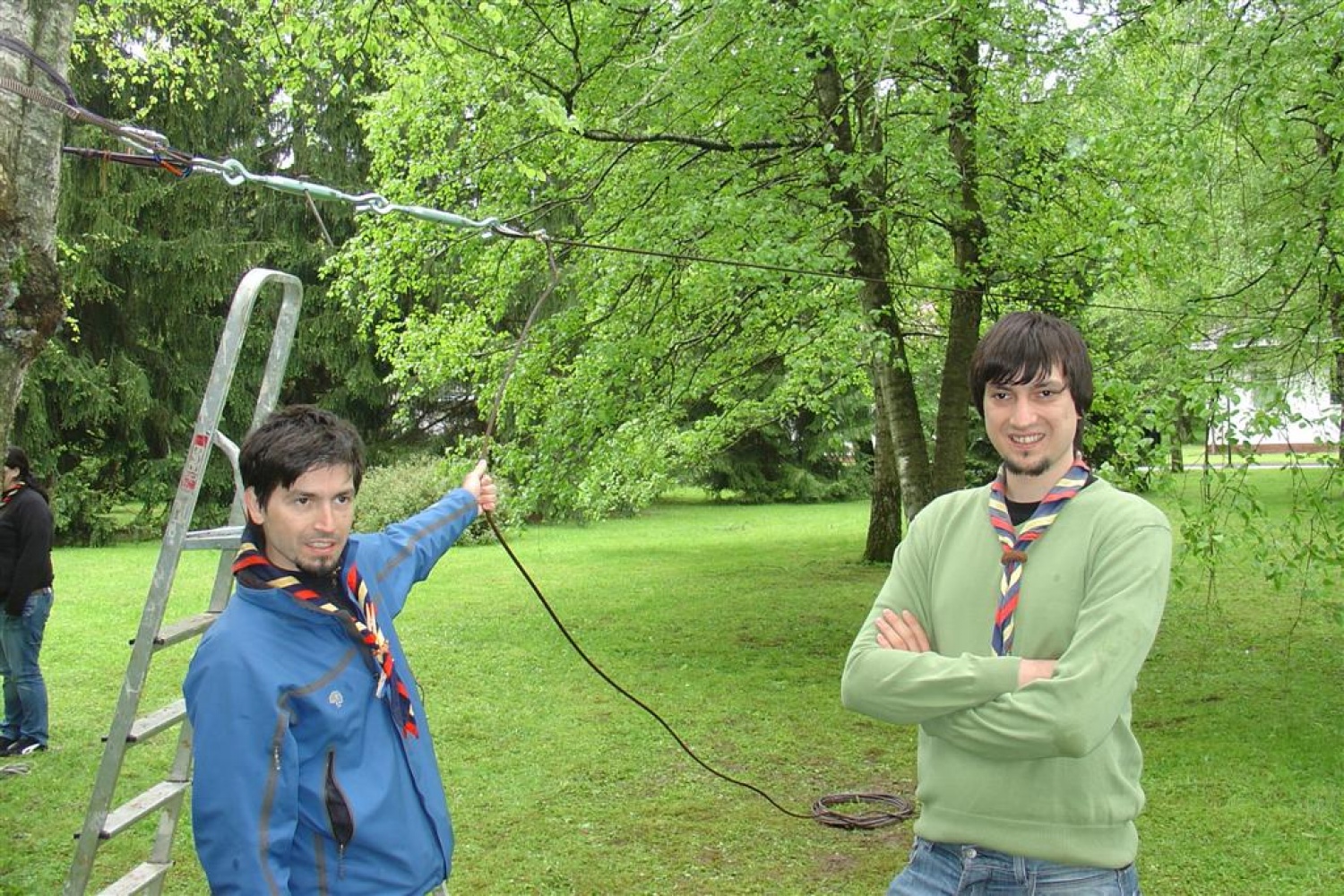 Preteklo soboto, 8. maja 2010, smo se kranjski skavti in taborniki odzvali vabilu Poveljstva za podporo ter mlajšim in starejšim prikazali, kdo smo in kaj sploh počnemo. Fotografske razstave »Po poteh kranjskih odpadkov«, ki smo jo kranjski skavti organizirali v mesecu aprilu, se je udeležila tudi častnica Slovenske vojske in nas pritegnila k sodelovanju na dnevu odprtih vrat. Odločili smo se za čim bolj interaktivno predstavitev, saj suhoparno govorjenje ni še nikogar blazno pritegnilo.