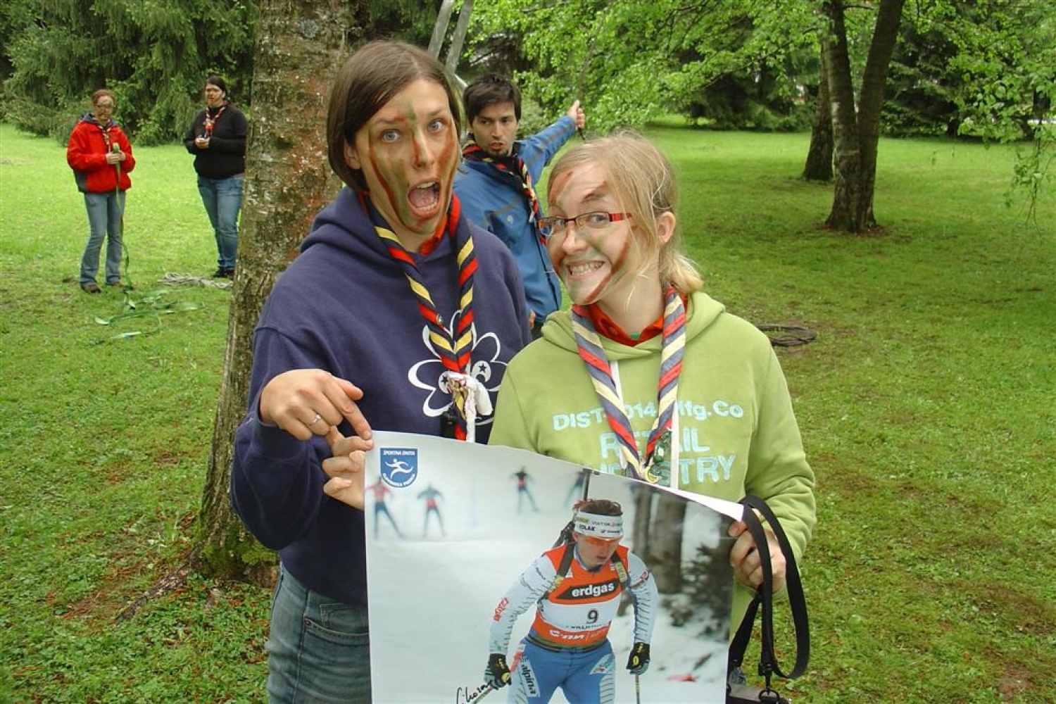 Preteklo soboto, 8. maja 2010, smo se kranjski skavti in taborniki odzvali vabilu Poveljstva za podporo ter mlajšim in starejšim prikazali, kdo smo in kaj sploh počnemo. Fotografske razstave »Po poteh kranjskih odpadkov«, ki smo jo kranjski skavti organizirali v mesecu aprilu, se je udeležila tudi častnica Slovenske vojske in nas pritegnila k sodelovanju na dnevu odprtih vrat. Odločili smo se za čim bolj interaktivno predstavitev, saj suhoparno govorjenje ni še nikogar blazno pritegnilo.