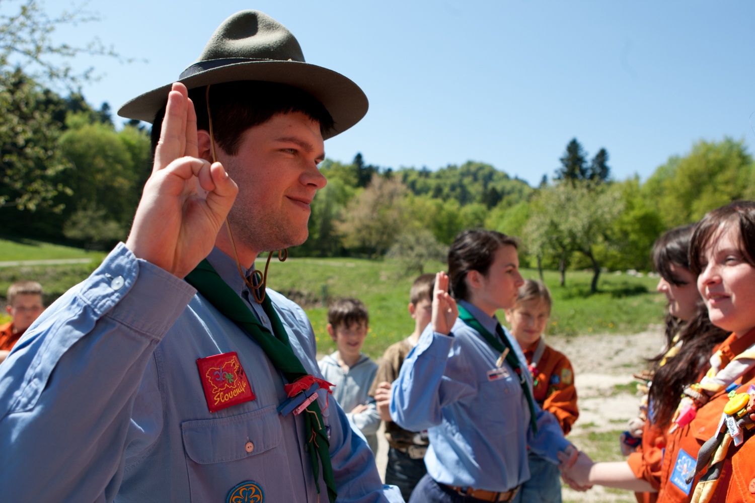 Bil je 7. maj 2011, ko se je steg Homških sončkov zbral, da bi odšel na jurjevanje. Naš dan se je začel z igro in molitvijo. Prišlo je dolgo vozilo z veliko sedeži in štirimi kolesi. Nanj smo dali svojo prtljago in sebe. In odpeljali smo se v Kočevski rog.