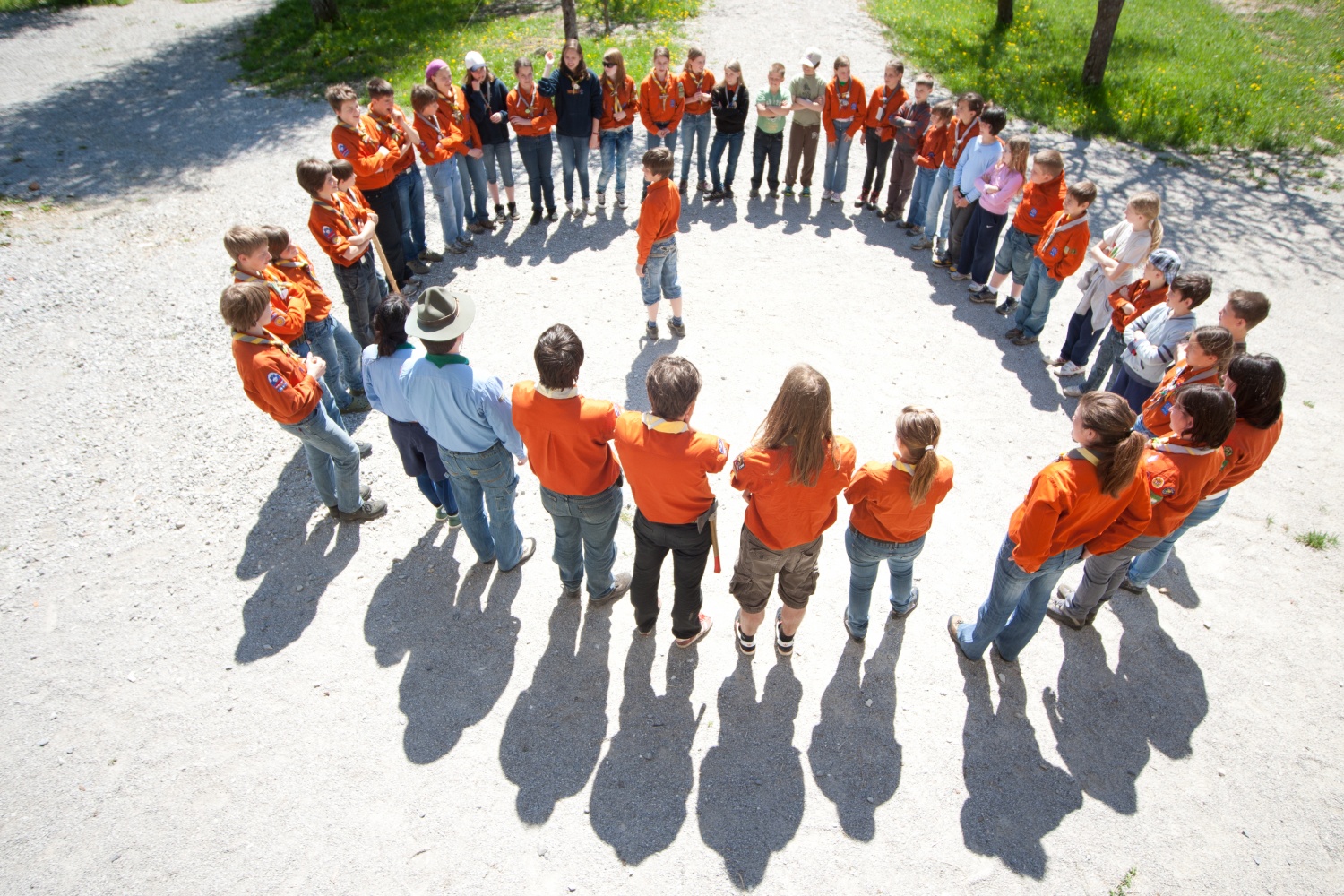 Bil je 7. maj 2011, ko se je steg Homških sončkov zbral, da bi odšel na jurjevanje. Naš dan se je začel z igro in molitvijo. Prišlo je dolgo vozilo z veliko sedeži in štirimi kolesi. Nanj smo dali svojo prtljago in sebe. In odpeljali smo se v Kočevski rog.