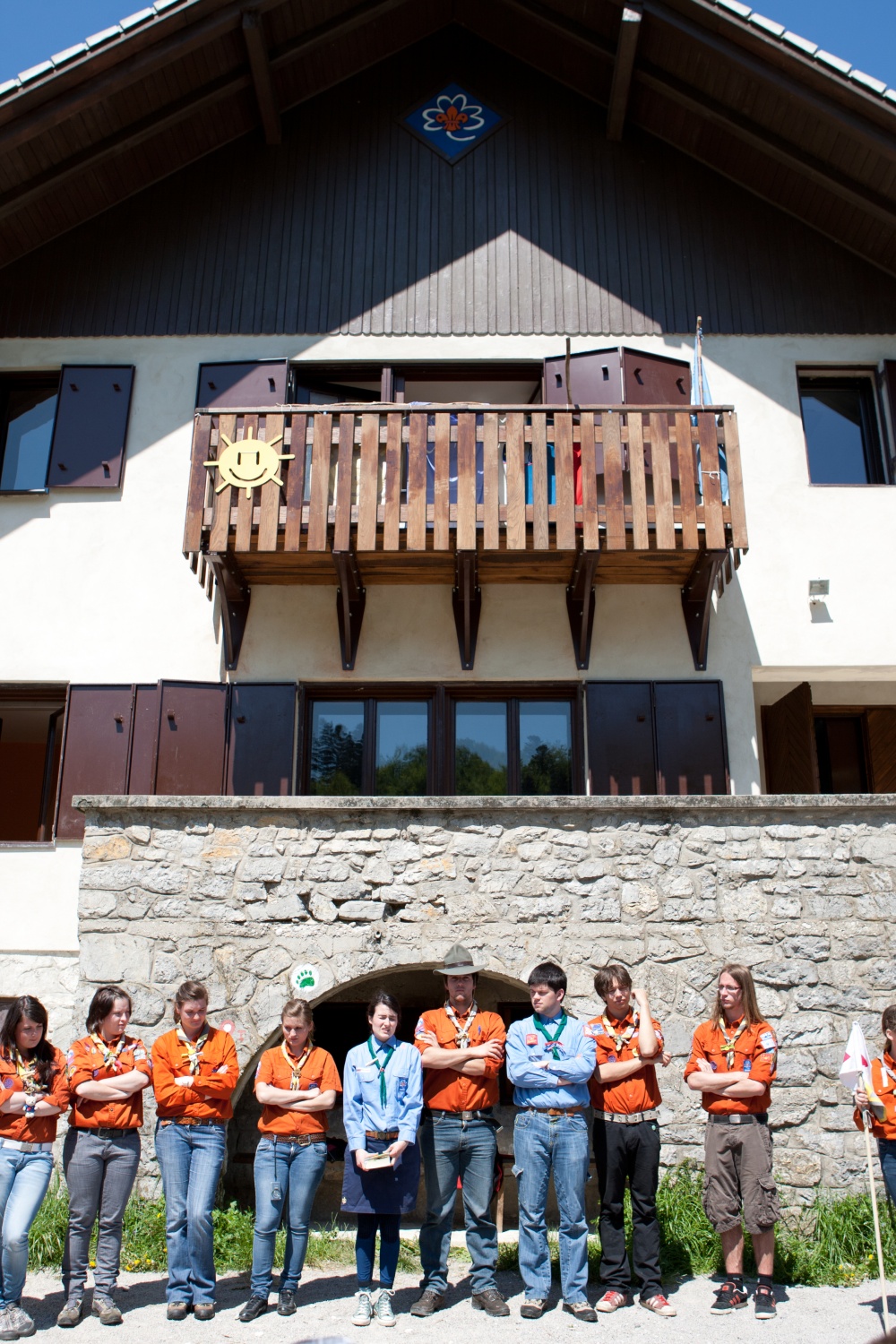 Bil je 7. maj 2011, ko se je steg Homških sončkov zbral, da bi odšel na jurjevanje. Naš dan se je začel z igro in molitvijo. Prišlo je dolgo vozilo z veliko sedeži in štirimi kolesi. Nanj smo dali svojo prtljago in sebe. In odpeljali smo se v Kočevski rog.