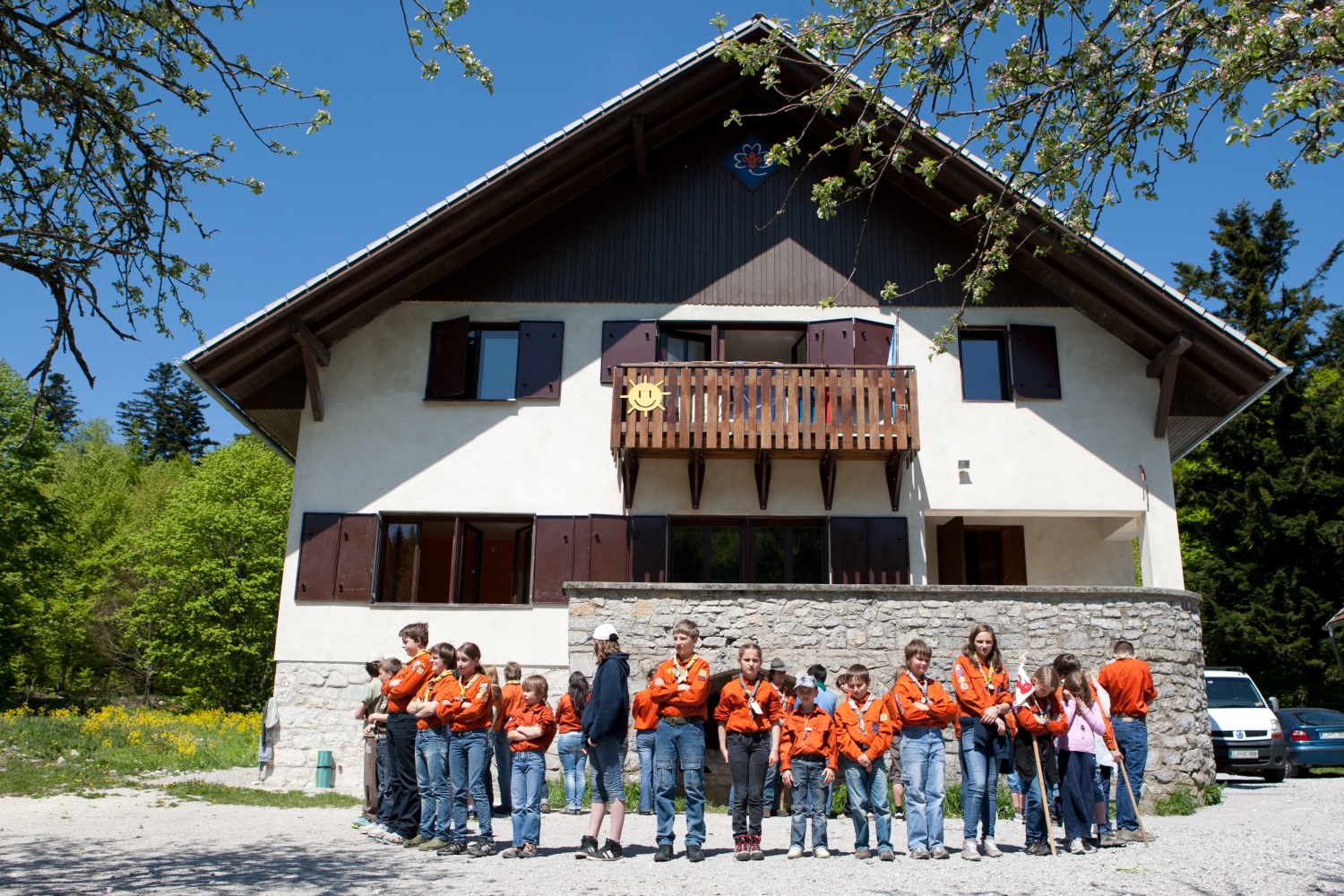 Bil je 7. maj 2011, ko se je steg Homških sončkov zbral, da bi odšel na jurjevanje. Naš dan se je začel z igro in molitvijo. Prišlo je dolgo vozilo z veliko sedeži in štirimi kolesi. Nanj smo dali svojo prtljago in sebe. In odpeljali smo se v Kočevski rog.