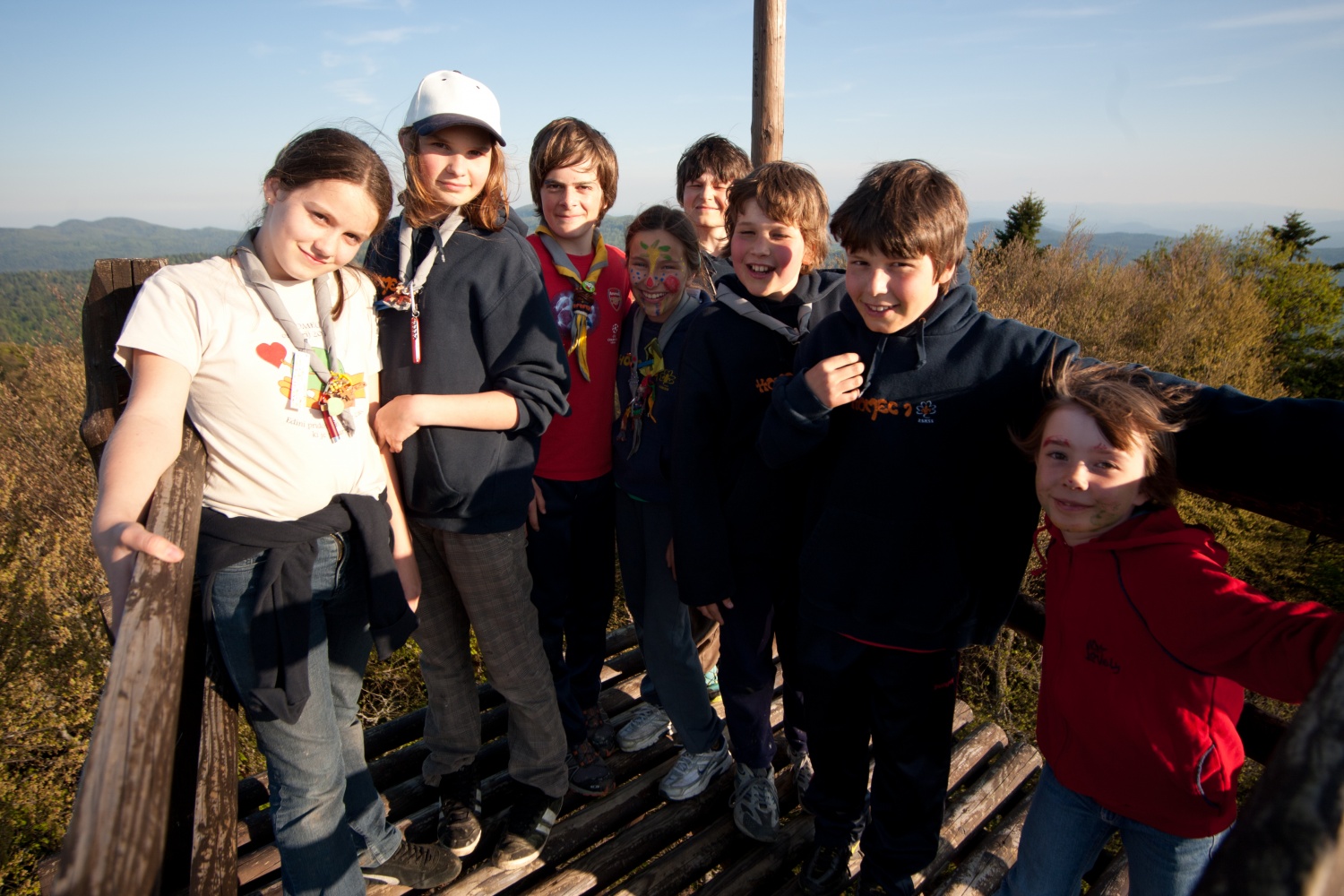 Bil je 7. maj 2011, ko se je steg Homških sončkov zbral, da bi odšel na jurjevanje. Naš dan se je začel z igro in molitvijo. Prišlo je dolgo vozilo z veliko sedeži in štirimi kolesi. Nanj smo dali svojo prtljago in sebe. In odpeljali smo se v Kočevski rog.