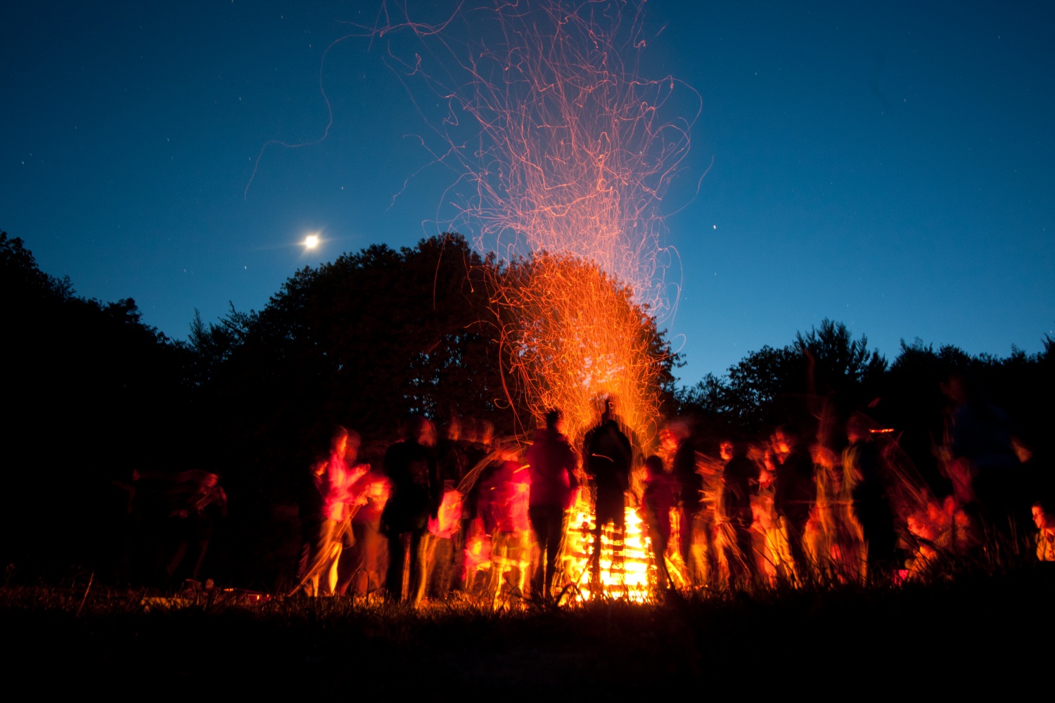 Bil je 7. maj 2011, ko se je steg Homških sončkov zbral, da bi odšel na jurjevanje. Naš dan se je začel z igro in molitvijo. Prišlo je dolgo vozilo z veliko sedeži in štirimi kolesi. Nanj smo dali svojo prtljago in sebe. In odpeljali smo se v Kočevski rog.