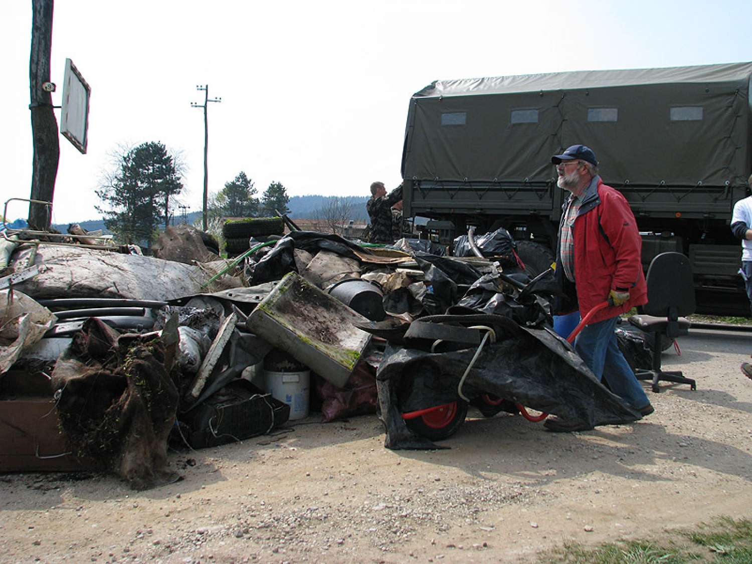 Ljubljana 5 je za akcijo Očistimo Slovenijo prevzela koordinacijo zbirnega mesta pri gradu Fužine. Glede na pogovore z organizatorji se nam je obetal nor dan z velikim številom prostovoljcem. In res je bil!