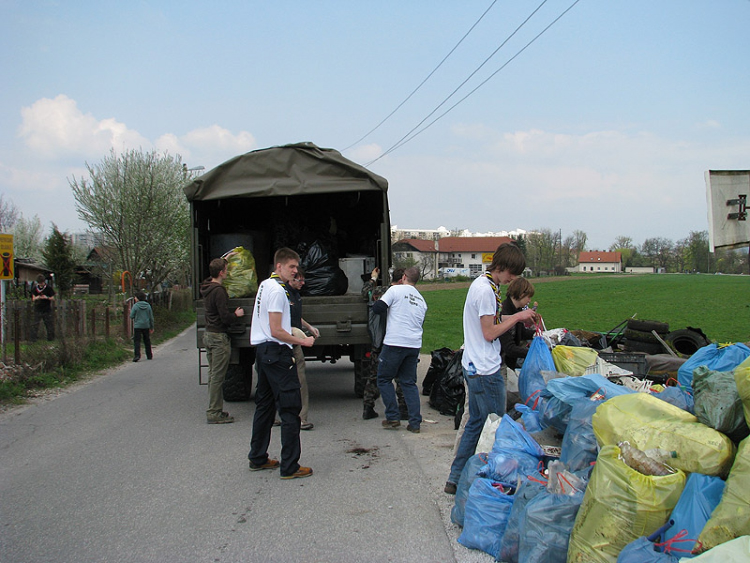 Ljubljana 5 je za akcijo Očistimo Slovenijo prevzela koordinacijo zbirnega mesta pri gradu Fužine. Glede na pogovore z organizatorji se nam je obetal nor dan z velikim številom prostovoljcem. In res je bil!