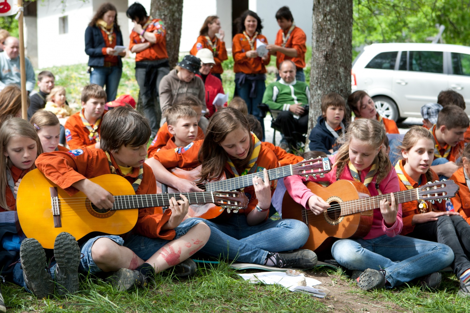 Bil je 7. maj 2011, ko se je steg Homških sončkov zbral, da bi odšel na jurjevanje. Naš dan se je začel z igro in molitvijo. Prišlo je dolgo vozilo z veliko sedeži in štirimi kolesi. Nanj smo dali svojo prtljago in sebe. In odpeljali smo se v Kočevski rog.